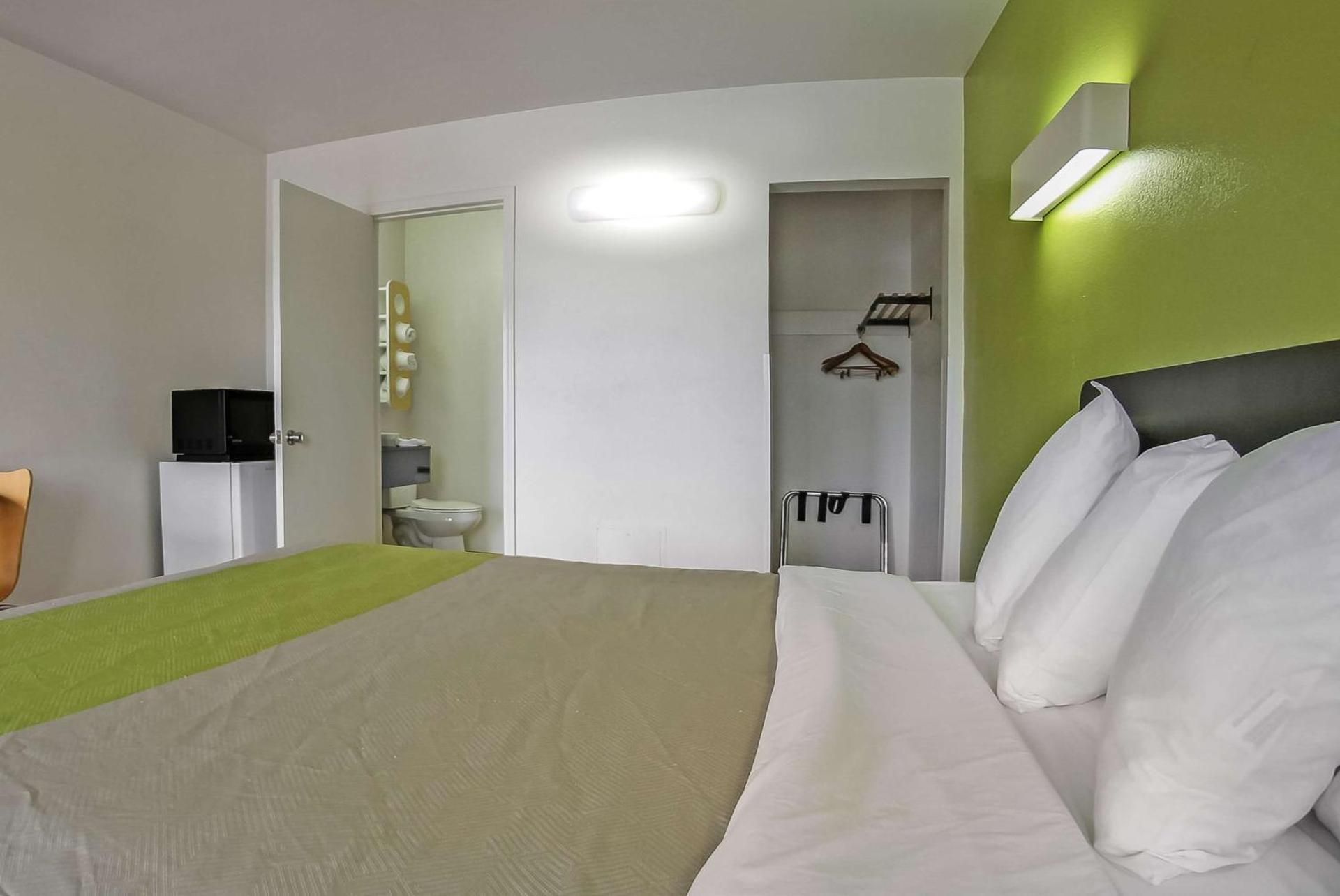 Motel 6 Visalia, CA King Room - Disability Access - Non-Smoking 3