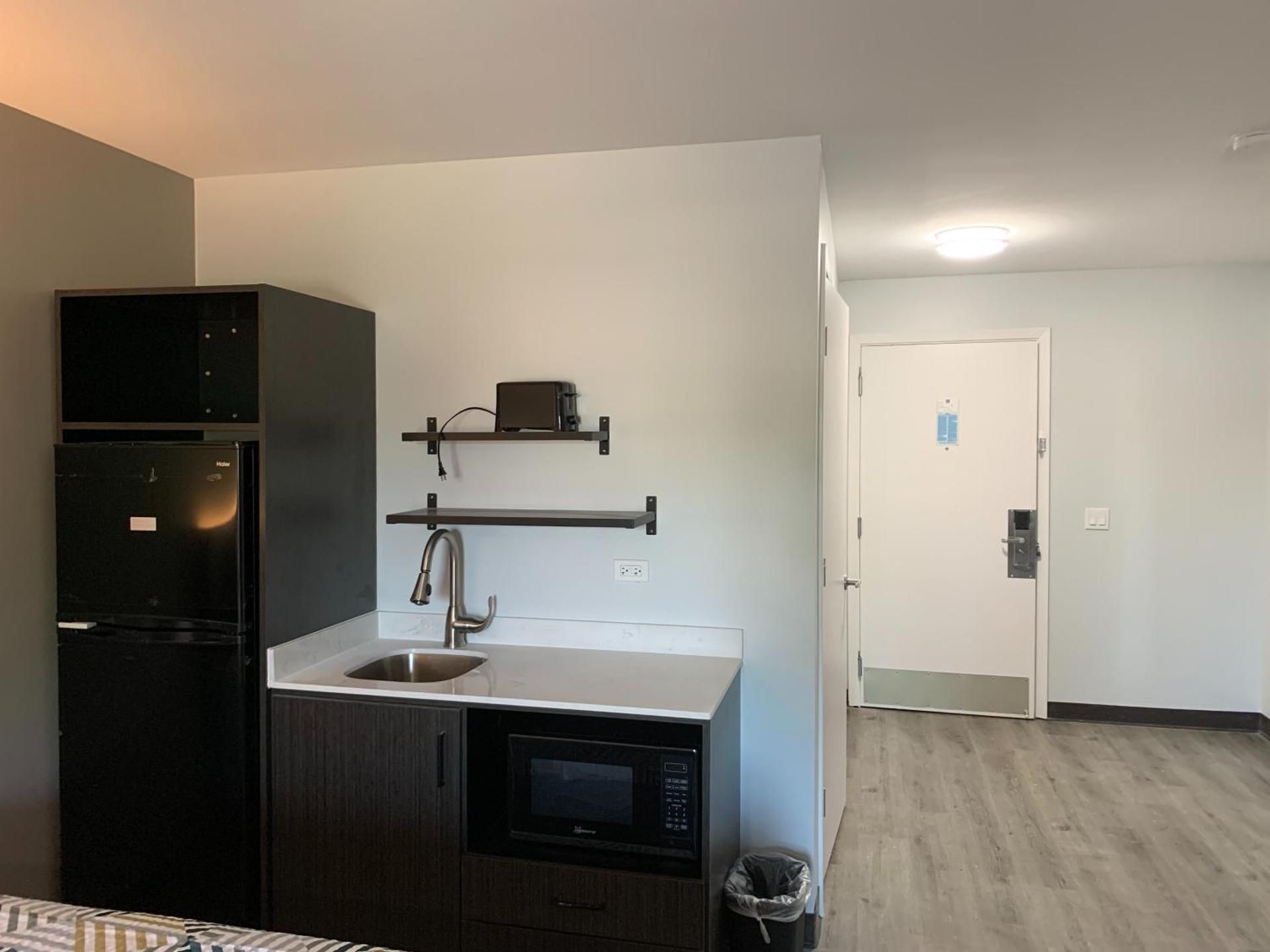 Studio 6  Rockford, IL Queen Room with Two Queen Beds - Non-Smoking 2