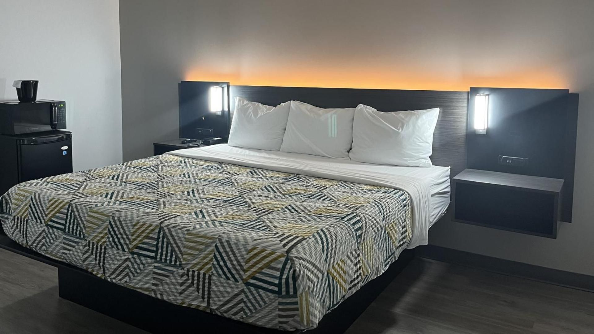 King Room with Roll-in Shower - Disability Access - Non-Smoking