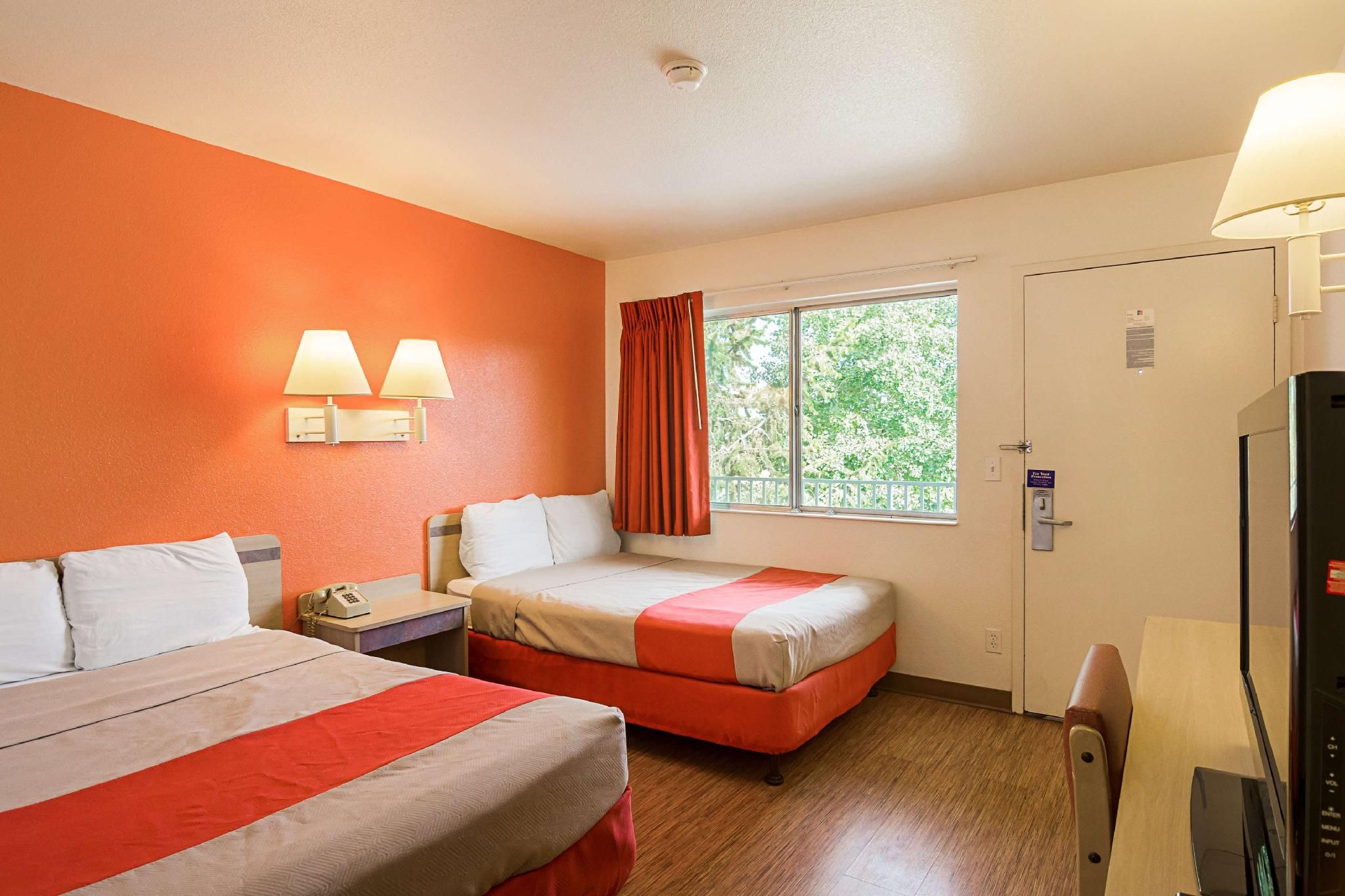 Motel 6 Laramie, WY 2 Full Beds | Mobil Access Tub Nsmk Micfridg