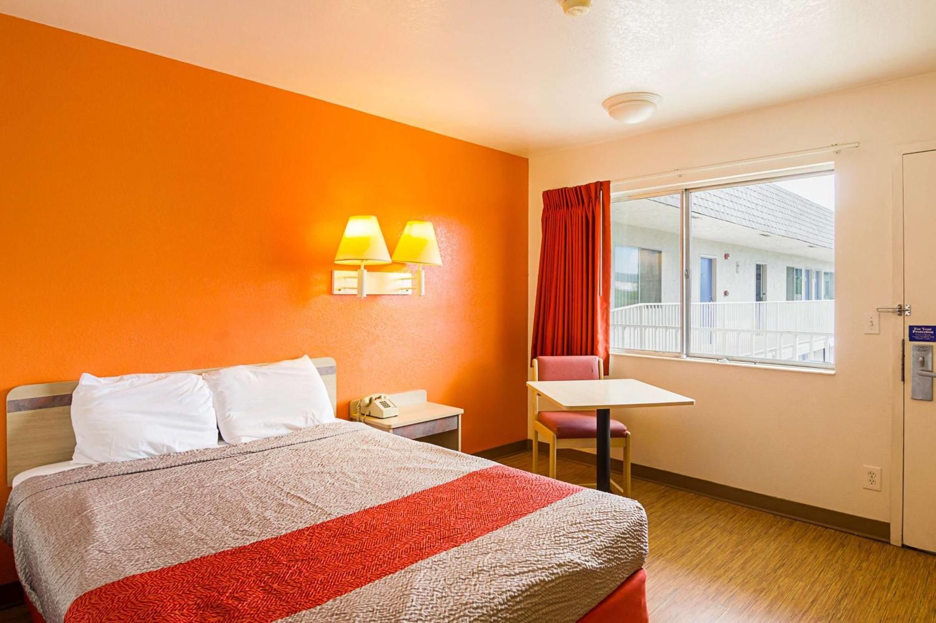 Deluxe Queen Room - Non-Smoking