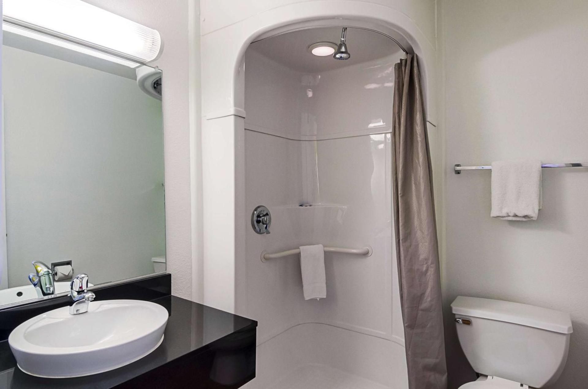 Queen Room - Disability Access - Roll in Shower