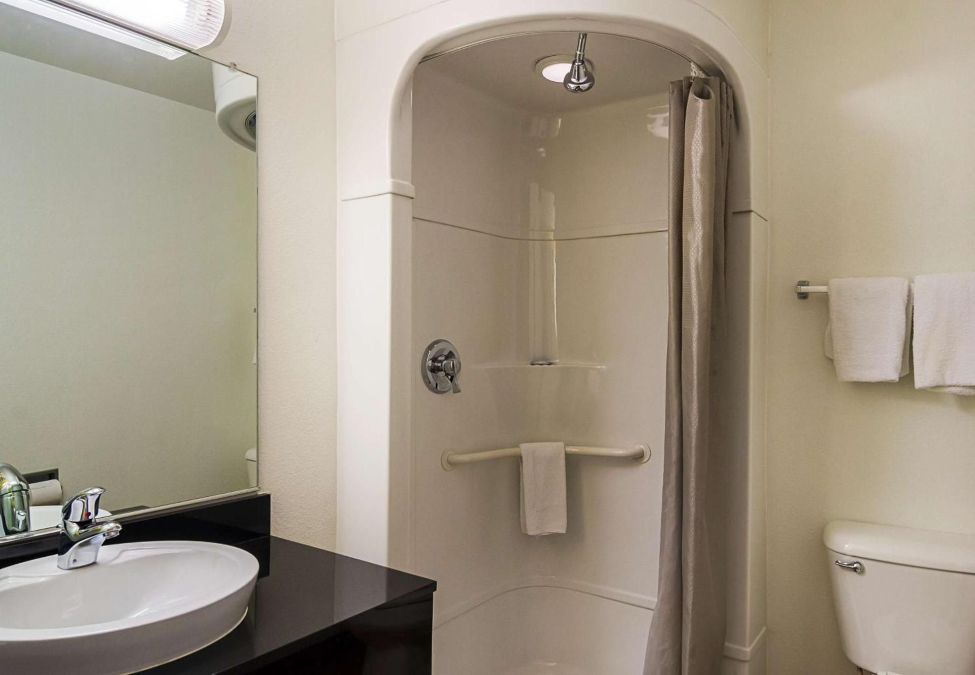 Motel 6 Laramie, WY Quadruple Room - Disability Access - Smoking 3