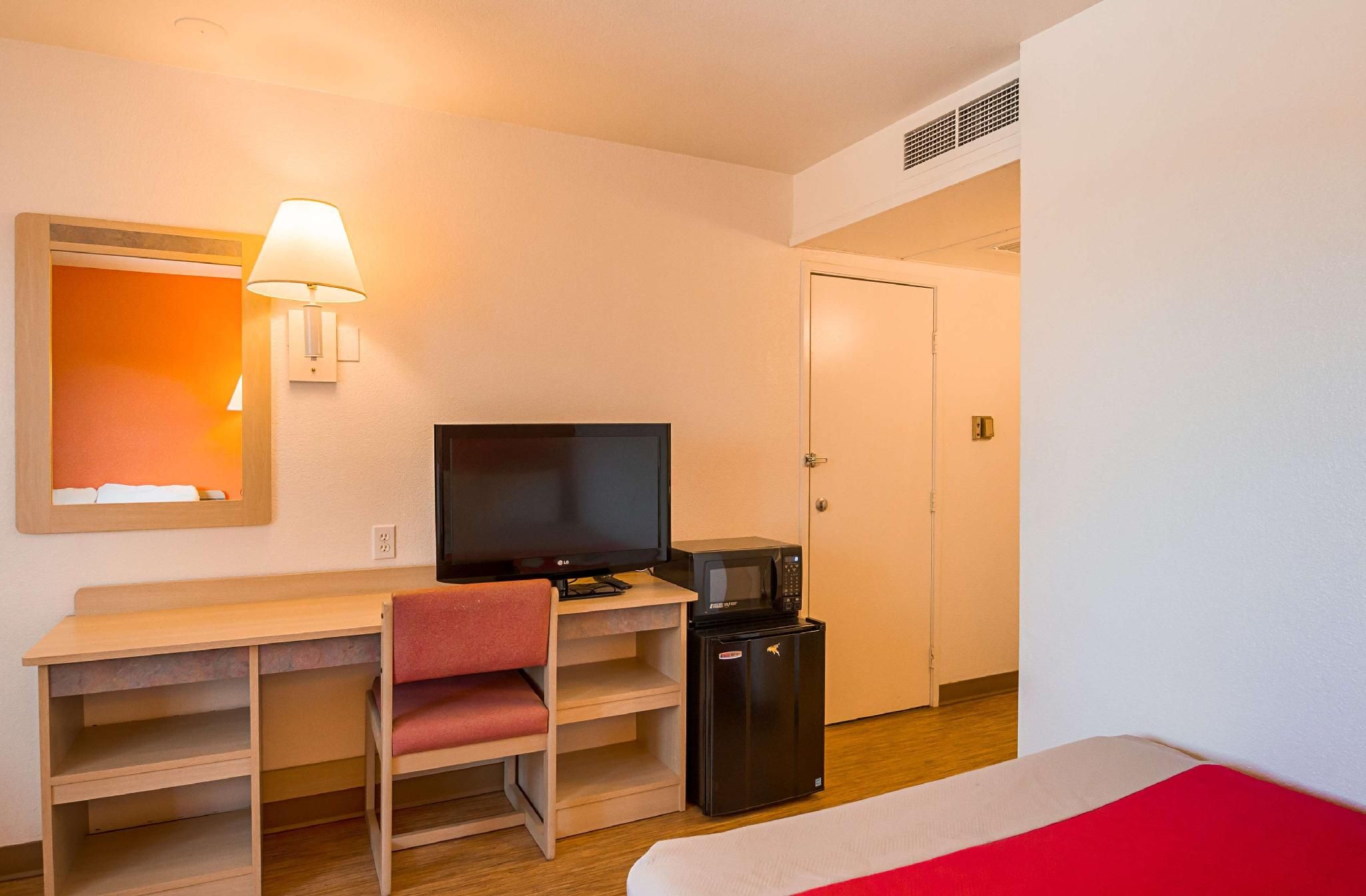 Motel 6 Laramie, WY 2 Full Beds | Mobil Access Tub Nsmk Micfridg 3