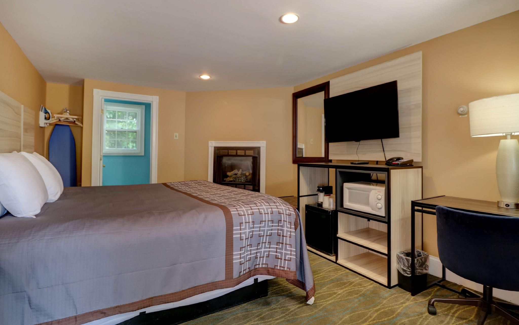 SUITE-1 KING BED, NON-SMOKING, JETTED, FIREPLACE