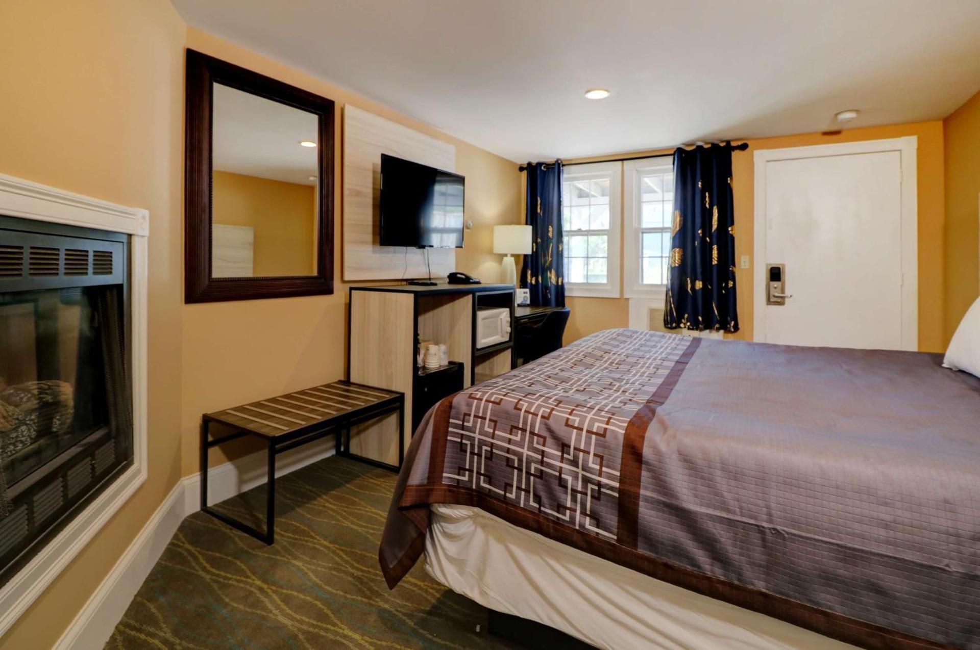 King Suite with Jetted Tub and Fireplace - Non-Smoking