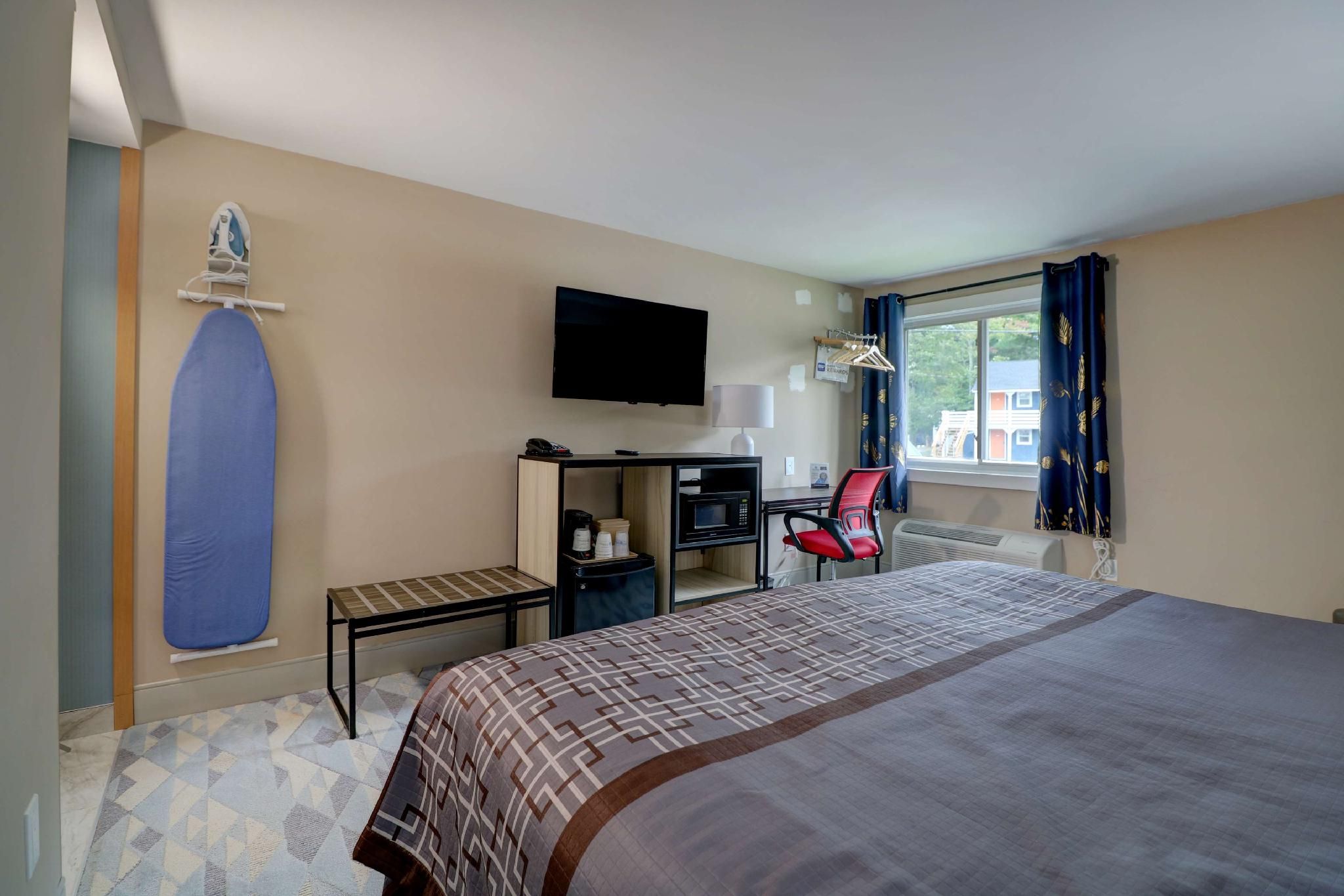 ACCESSIBLE - 1 KING MOBILITY ACCESSIBLE, ROLL IN SHOWER, NON-SMOKING