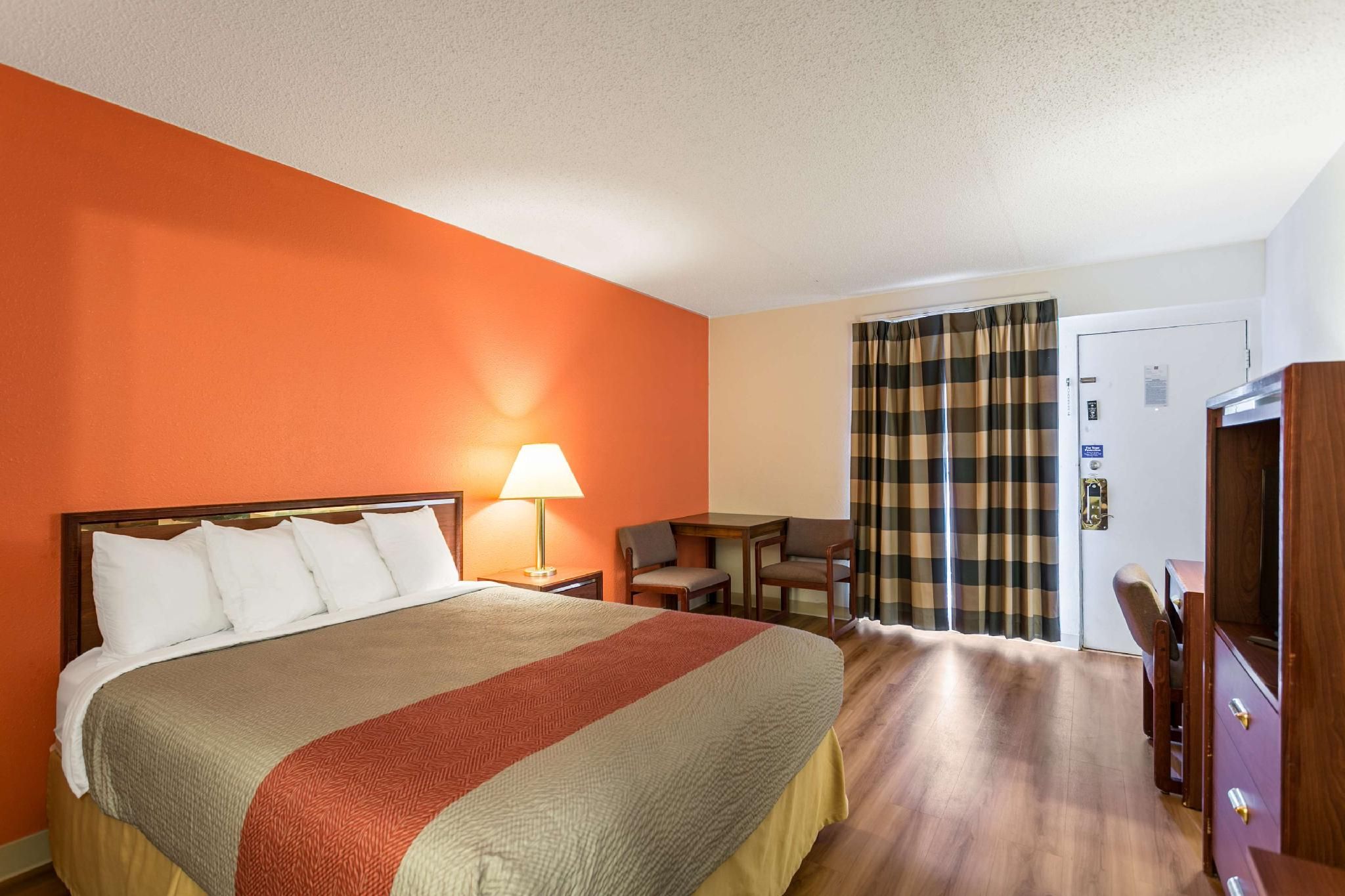 Motel 6 Butte, MT - Historic City Center 1 King Bed | Suite, Non-Smoking, Kitchen 2