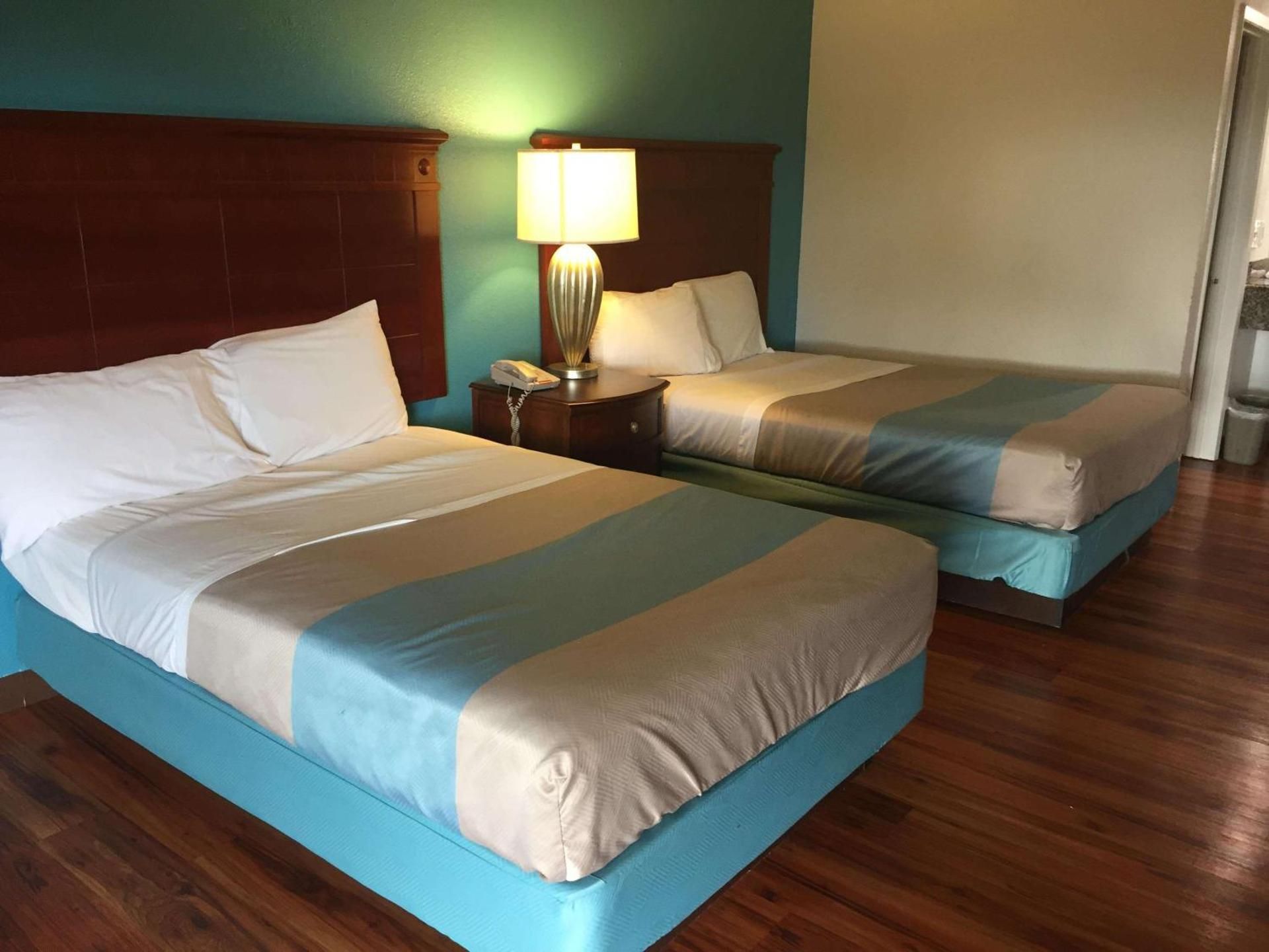 2 Queen Beds | Smoking