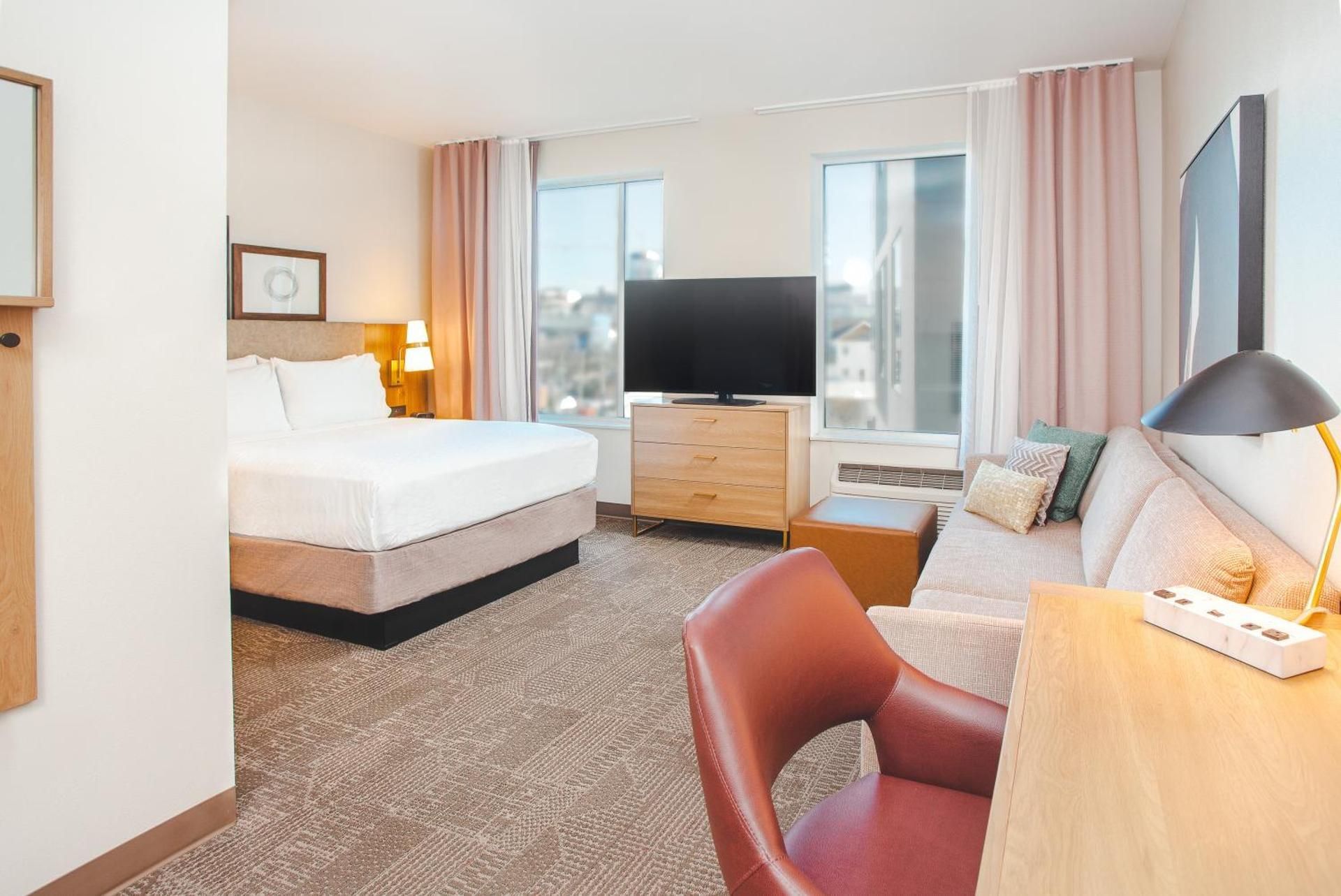 1 Queen Bed Studio Suite