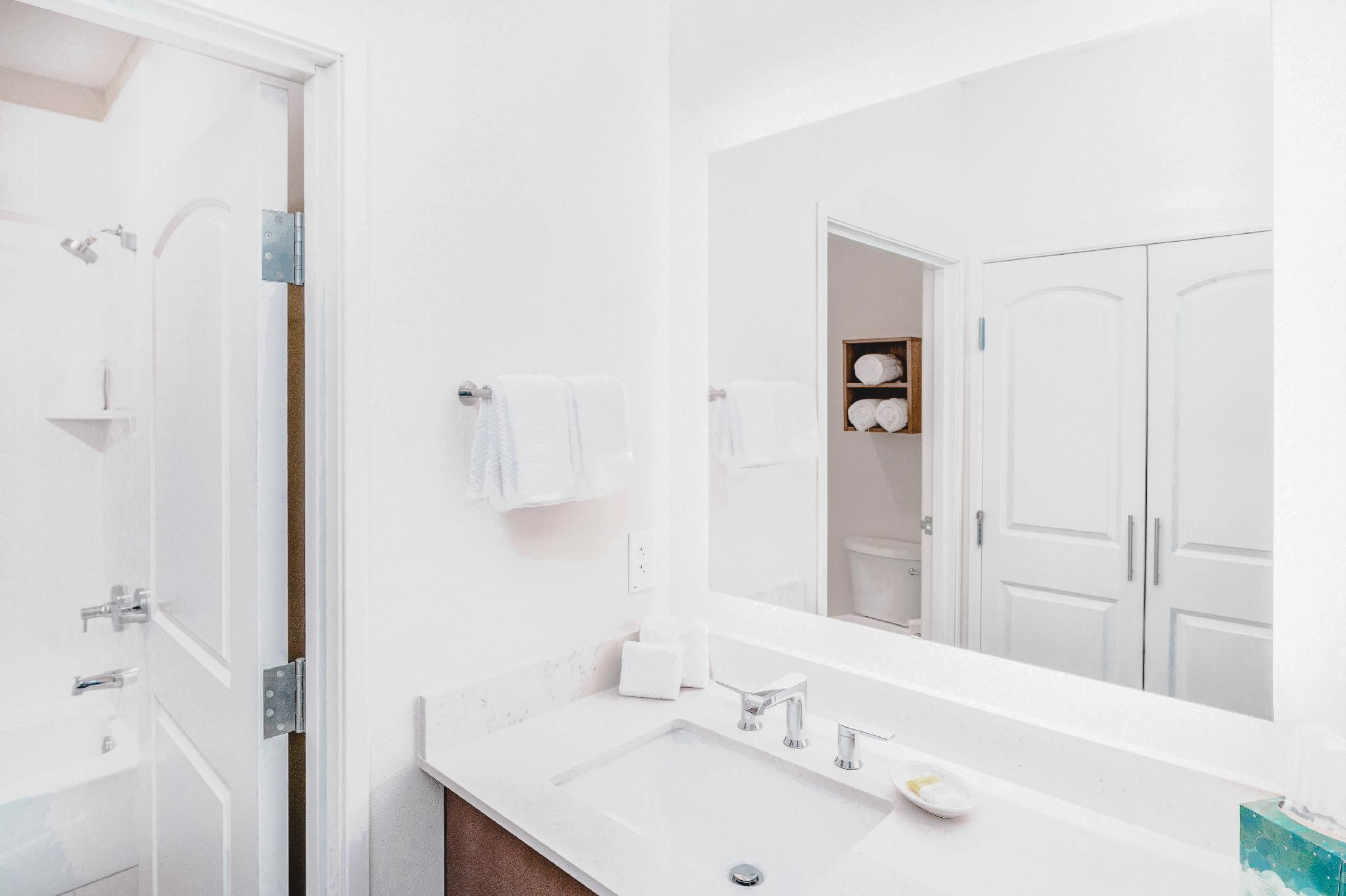 1 King Bed Studio Suite Comm Access