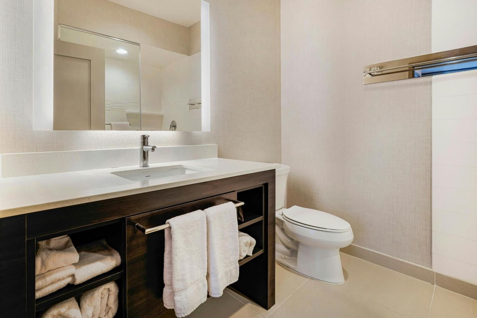 King Studio with Sofa Bed and Adapted Tub - Mobility Accessible