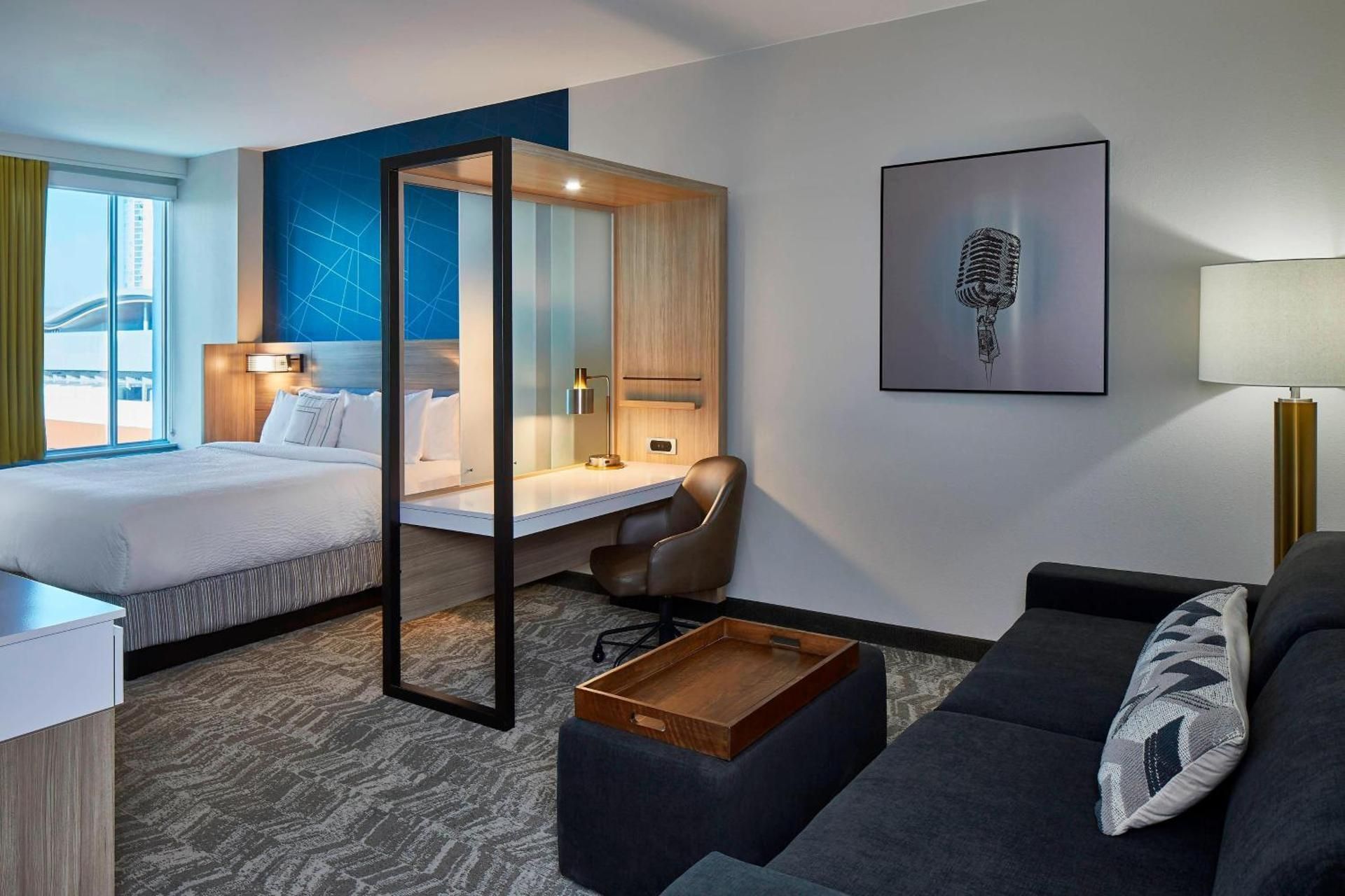 King Suite with Trundle Bed and Adapted Tub - Mobility Accessible