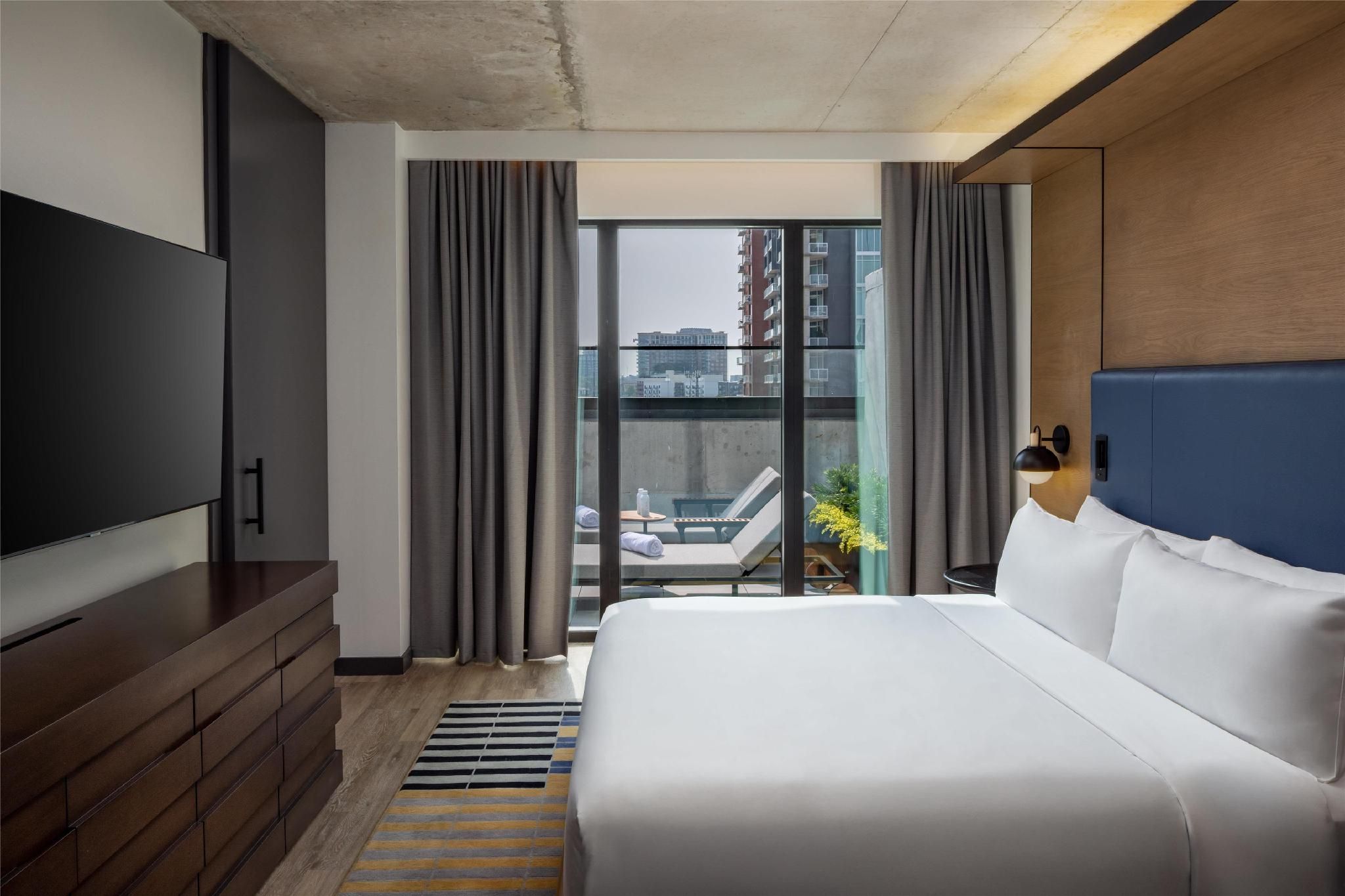 1 King 1 Bdrm Suite Hearing Accessible Terrace