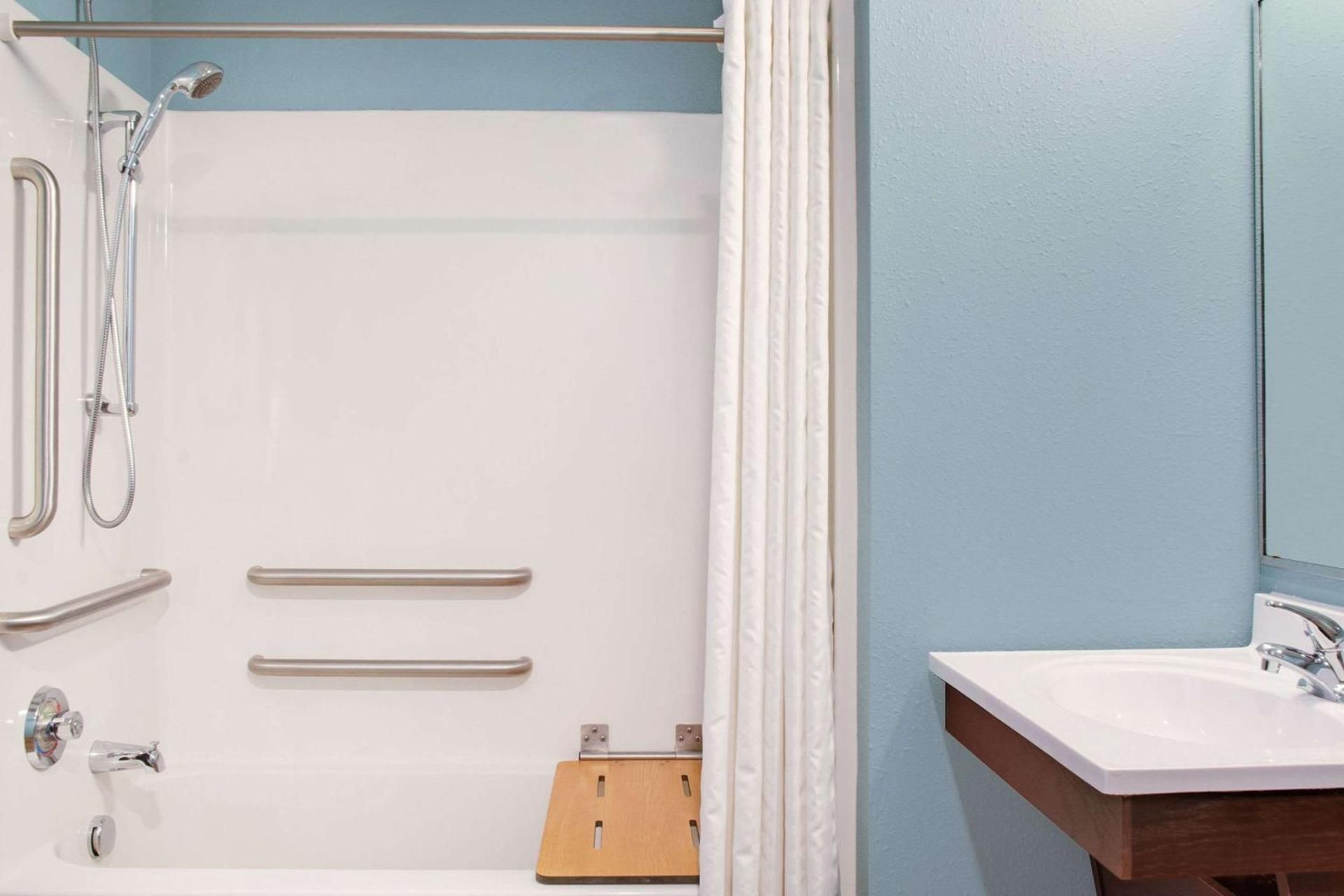 Queen Room with Tub - Disability Access/Non-Smoking
