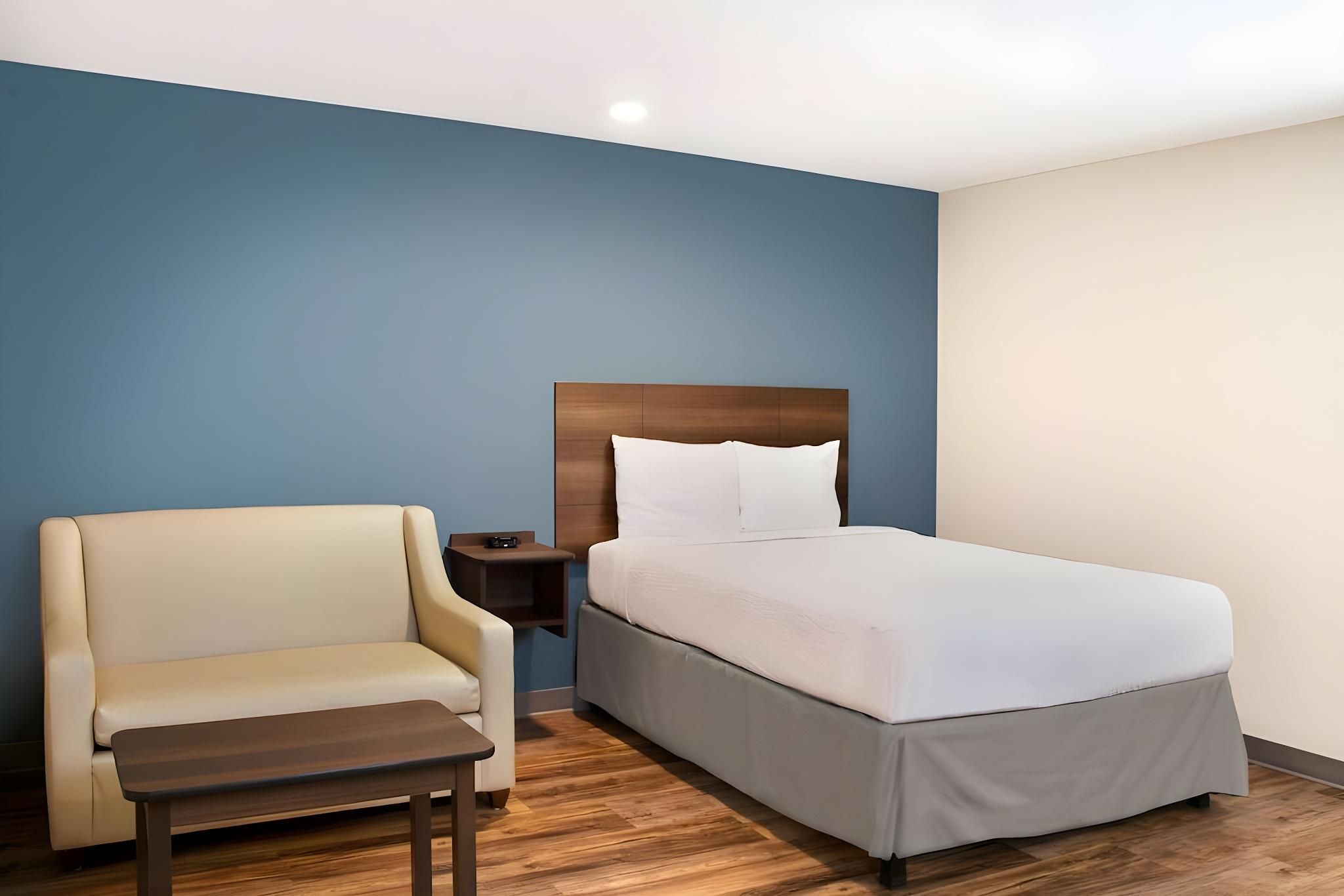 Queen Room with Roll-In Shower - Disability Access/Non-Smoking