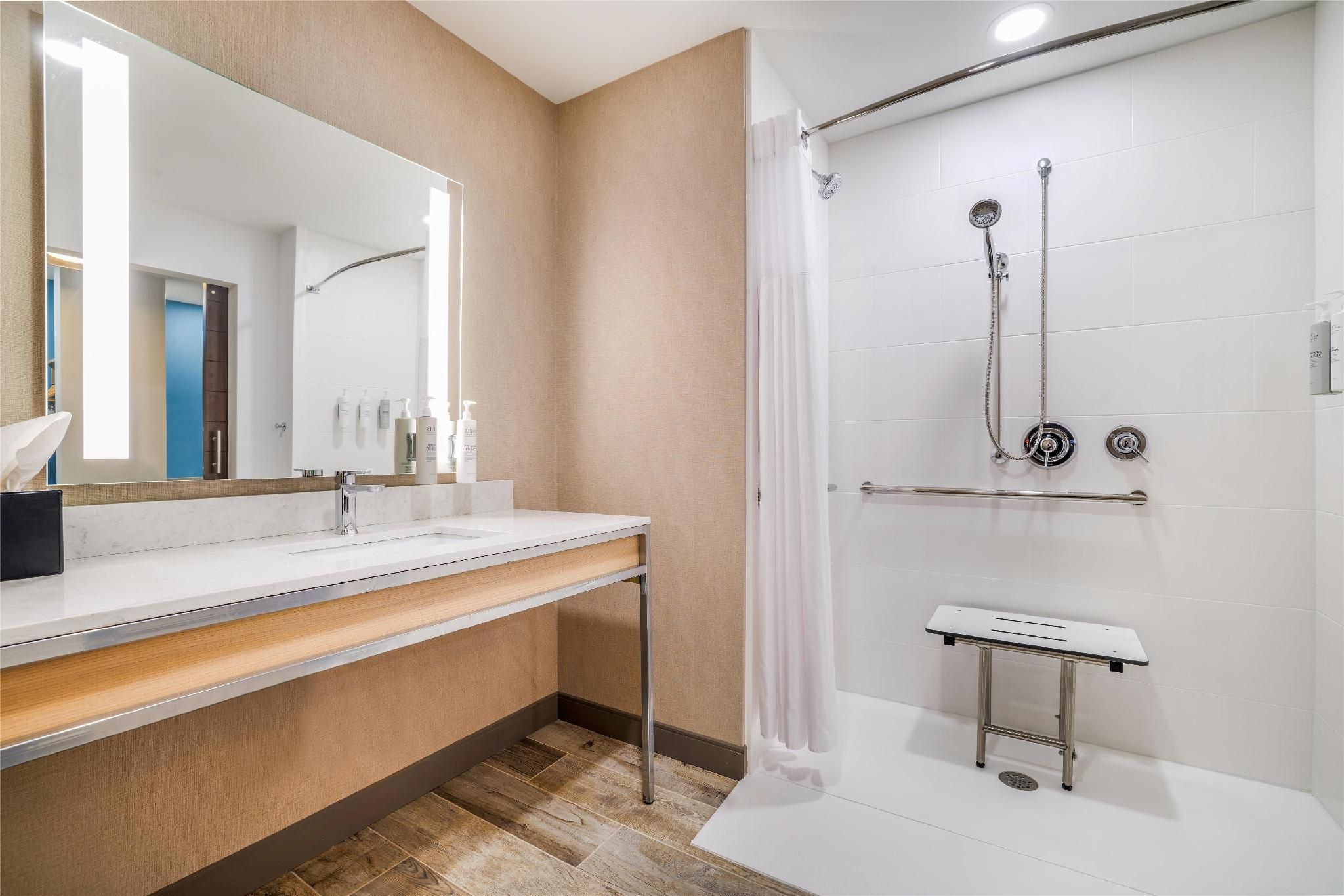 2 QUEEN MOBILITY ACCESSIBLE W/ ROLL IN SHOWER