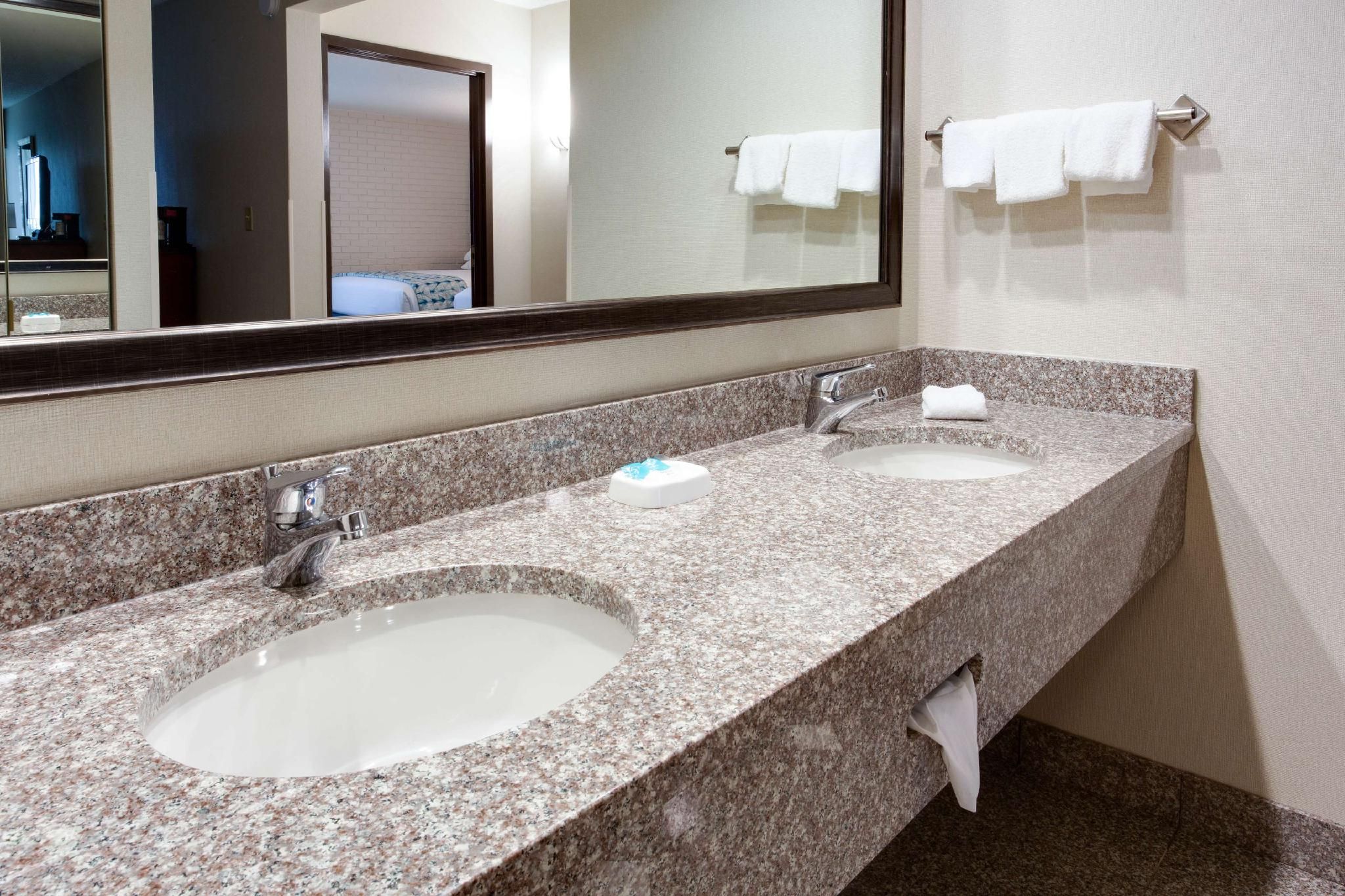 2 Queen Bed Suite, 2 Rooms with Sofa Sleeper, Accessible with Tub