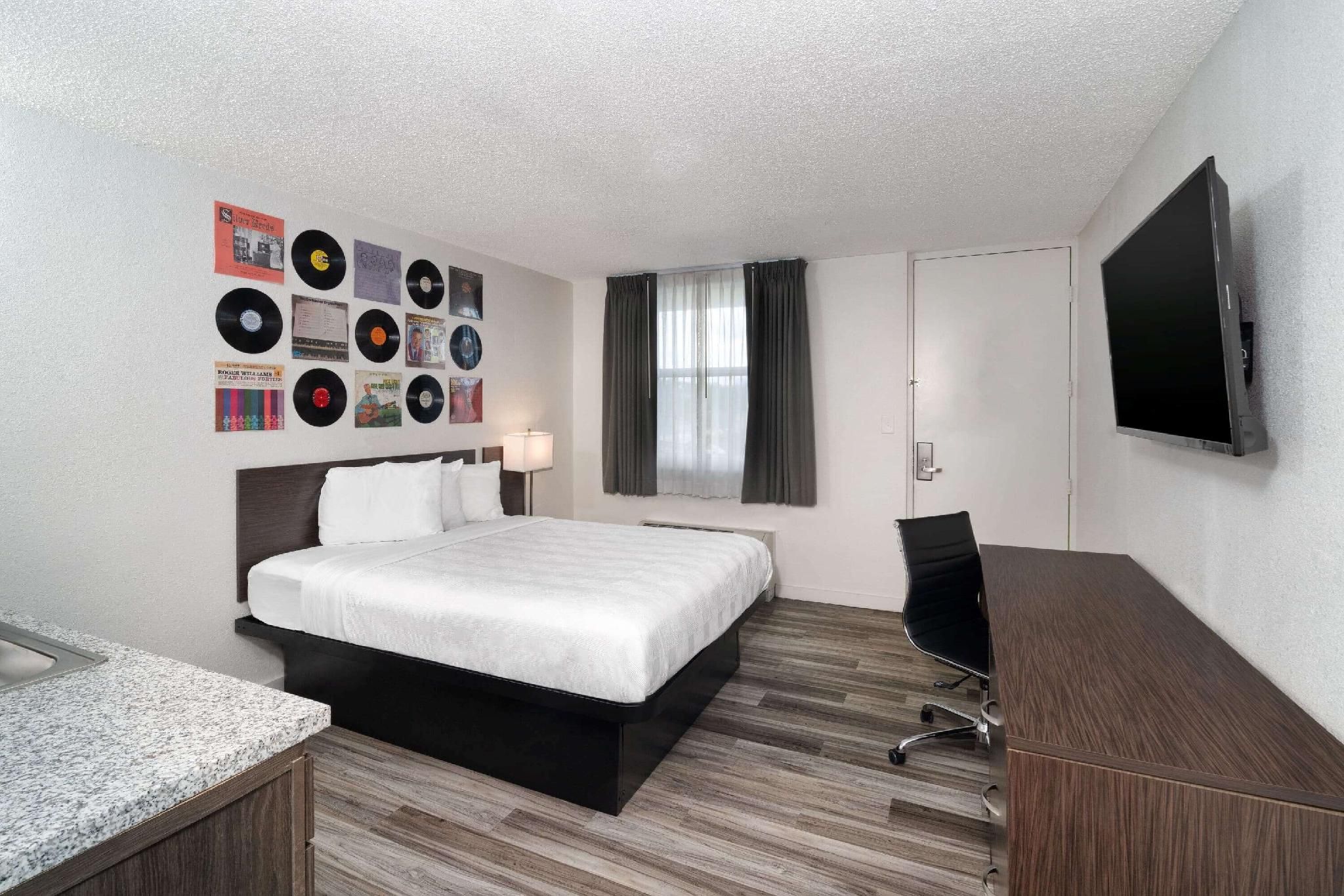 1 Queen Bed, Mobility Accessible Room, Non-Smoking