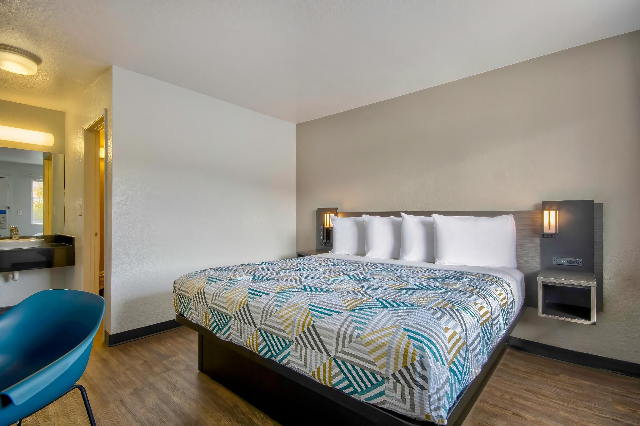 Studio 6 Albuquerque, NM - Midtown 1 King Bed | Non-Smoking, Kitchen