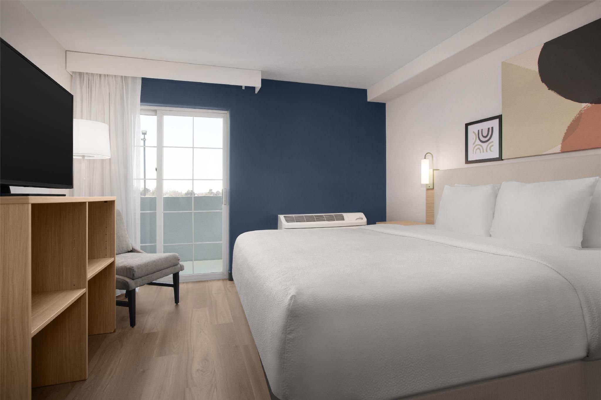 1 Kng Bed W Sofabed And Balcony Mountain View