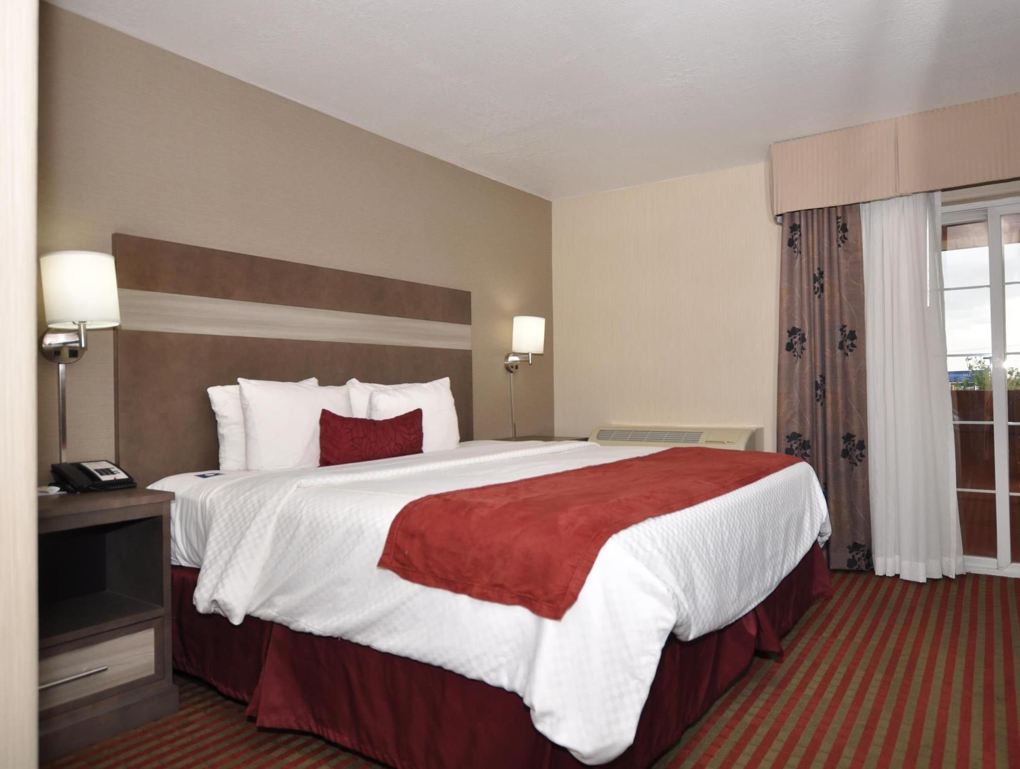 Deluxe Queen Suite with Sofa Bed - Non-Smoking
