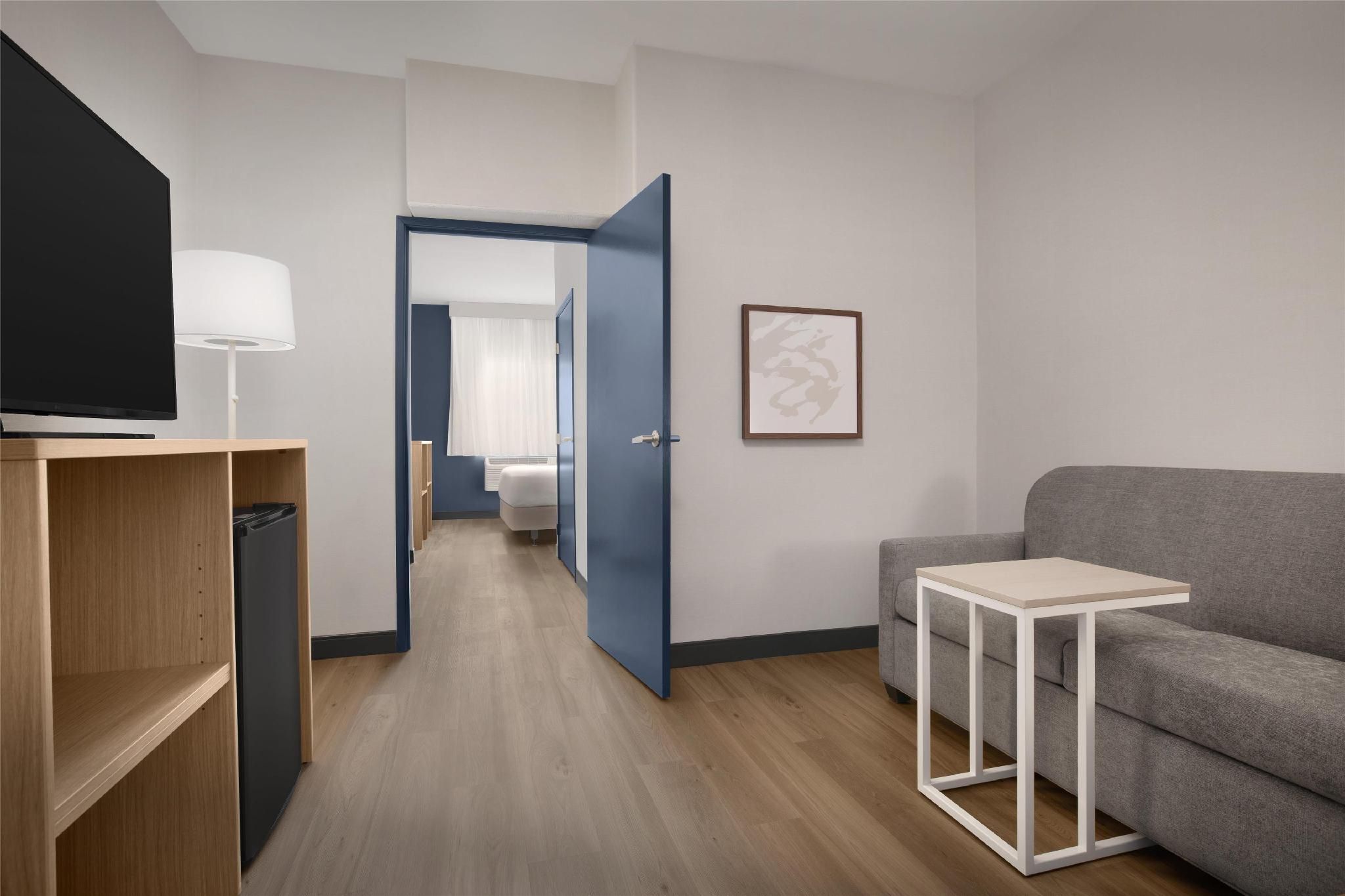 Spark by Hilton Albuquerque North I-25 1 Queen Mobility/Hearing Accessible Ri Shower 3