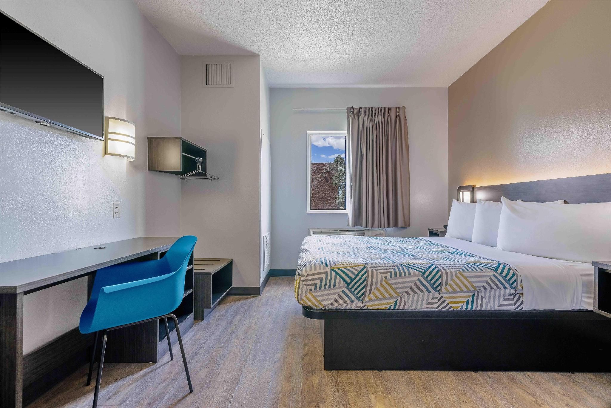 1 Queen Bed | Mobility Accessible Tub