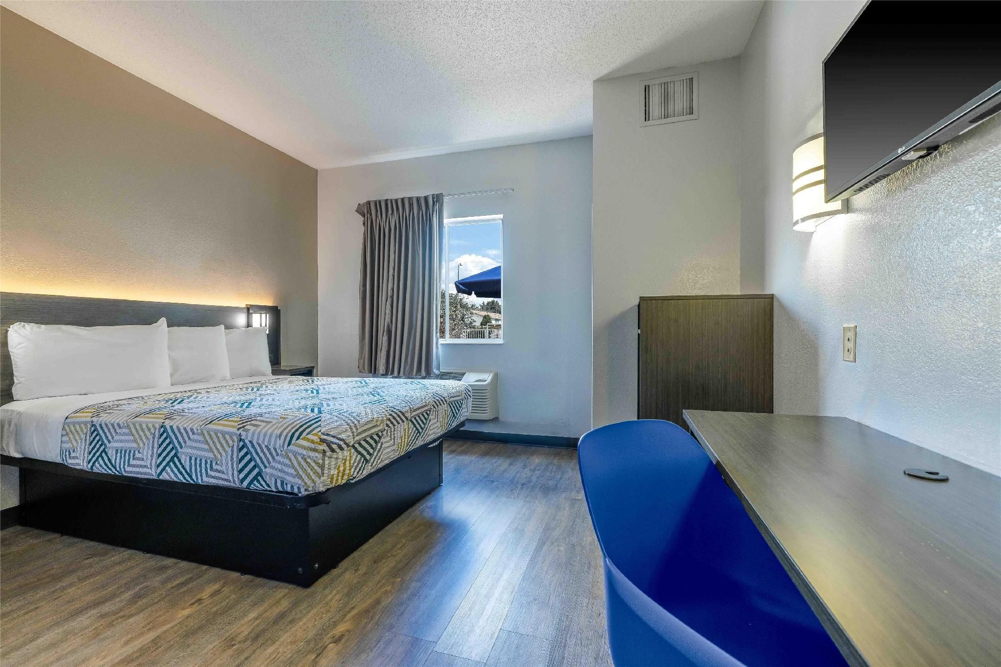 1 Queen Bed | Mobility Accessible Tub