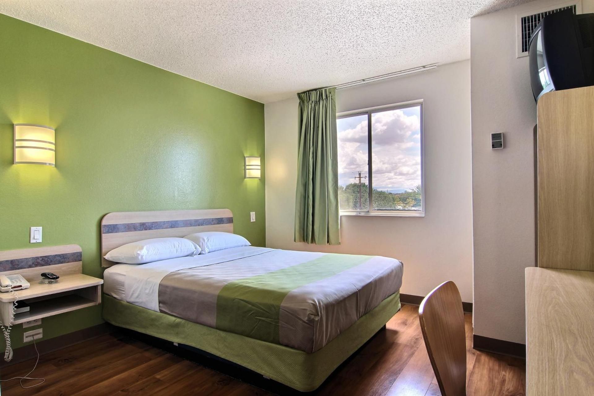 Deluxe Queen Room
