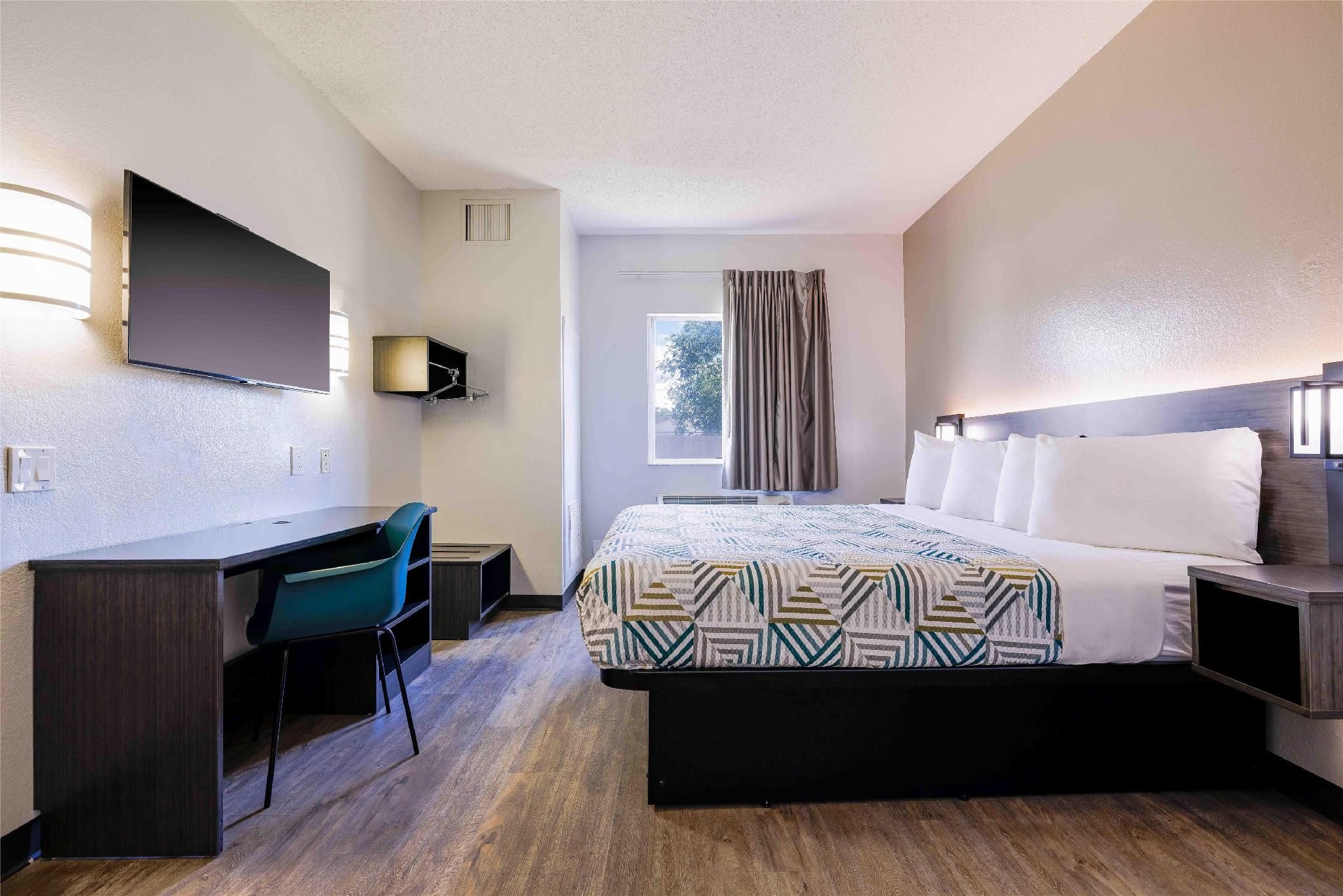 1 King Bed | Non-Smoking