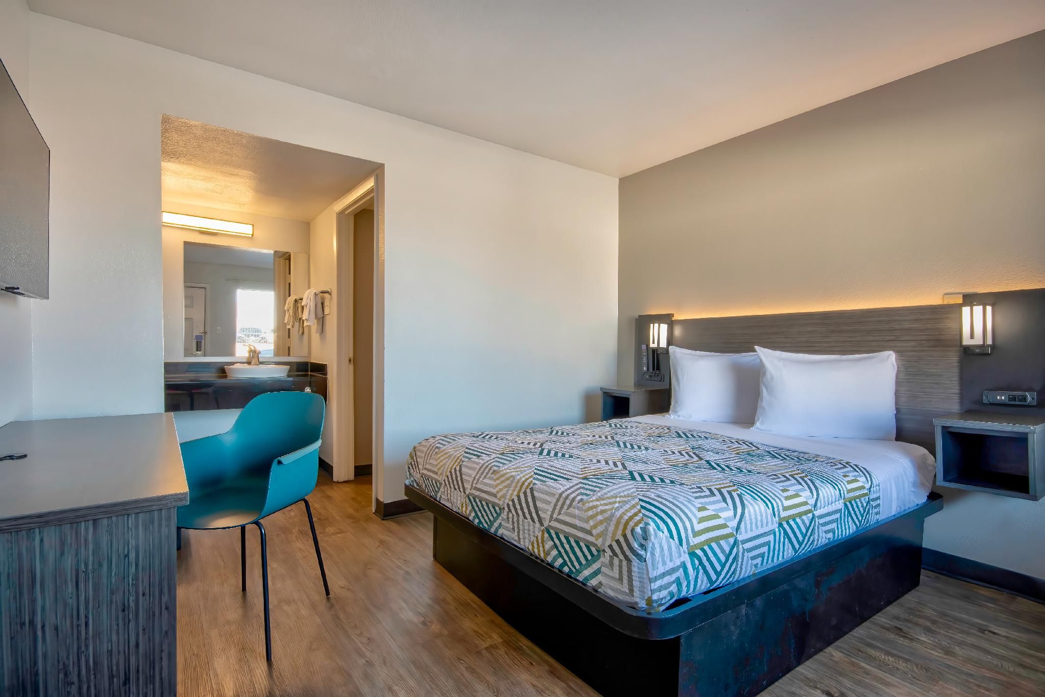 1 Queen Bed | ADA/Tub