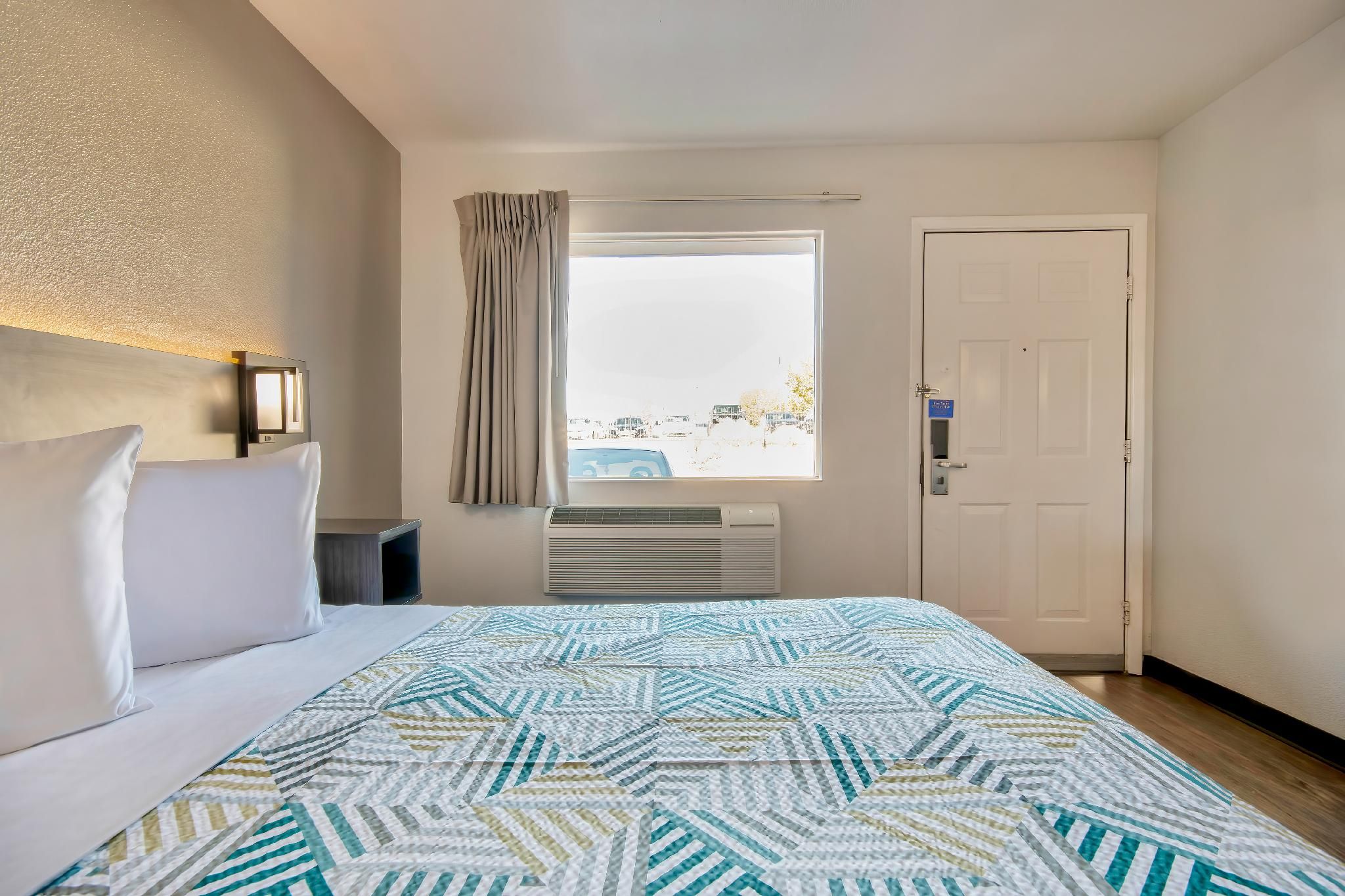 1 King Bed |