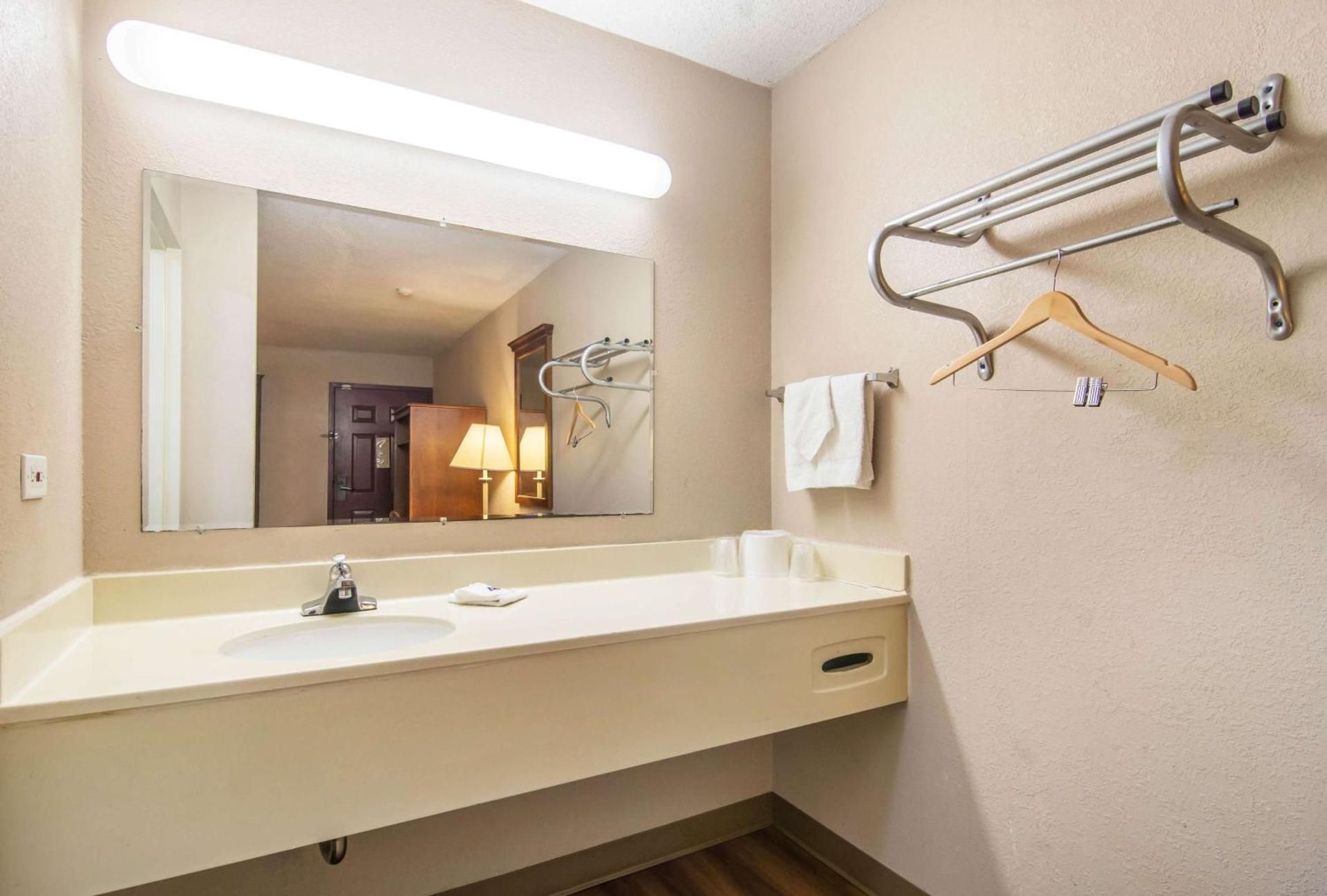 Motel 6 Alsip, IL King Room - Disability Access 3