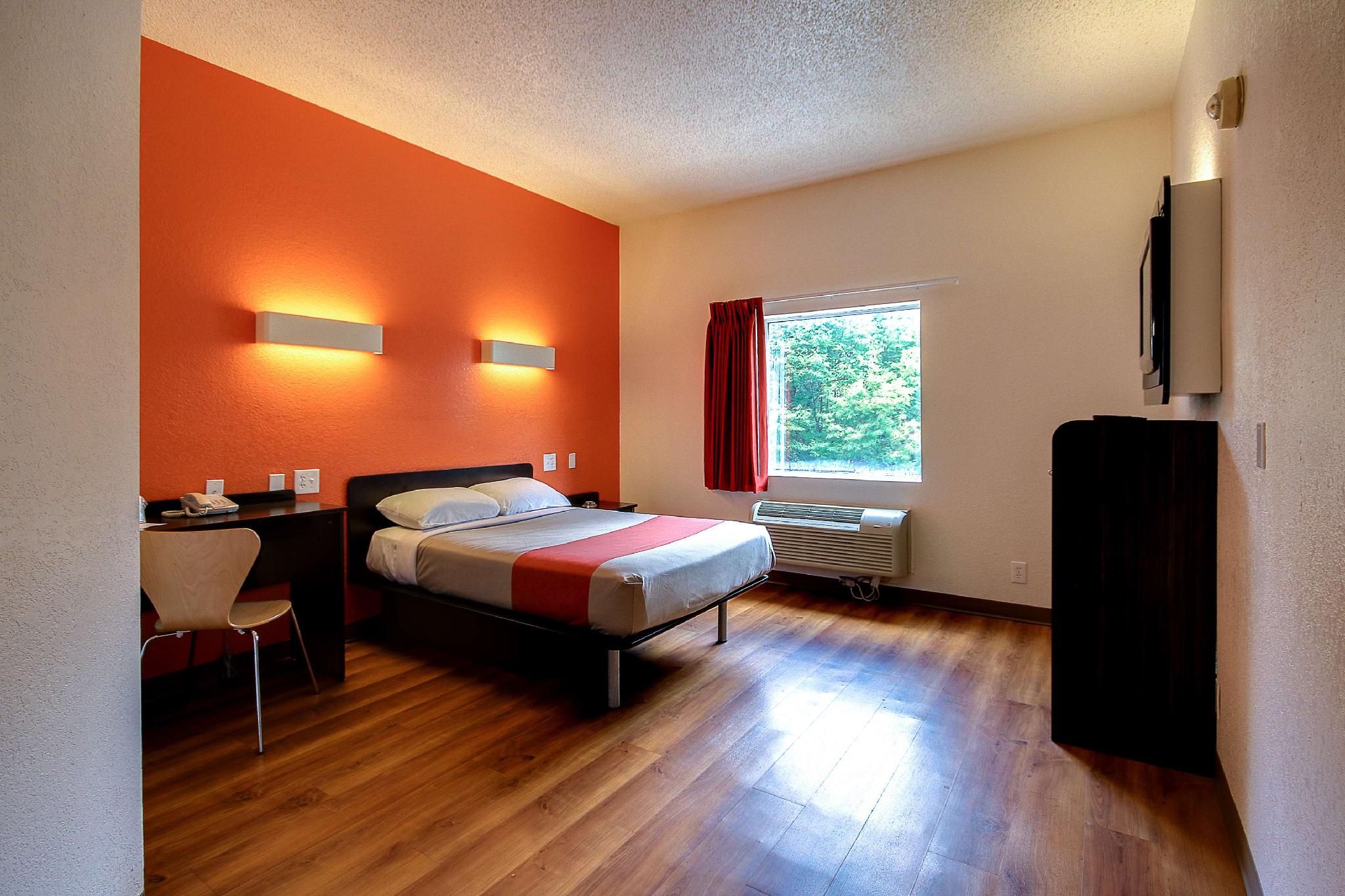 1 Queen Bed | ADA/Tub/Micfridge, Nsmk