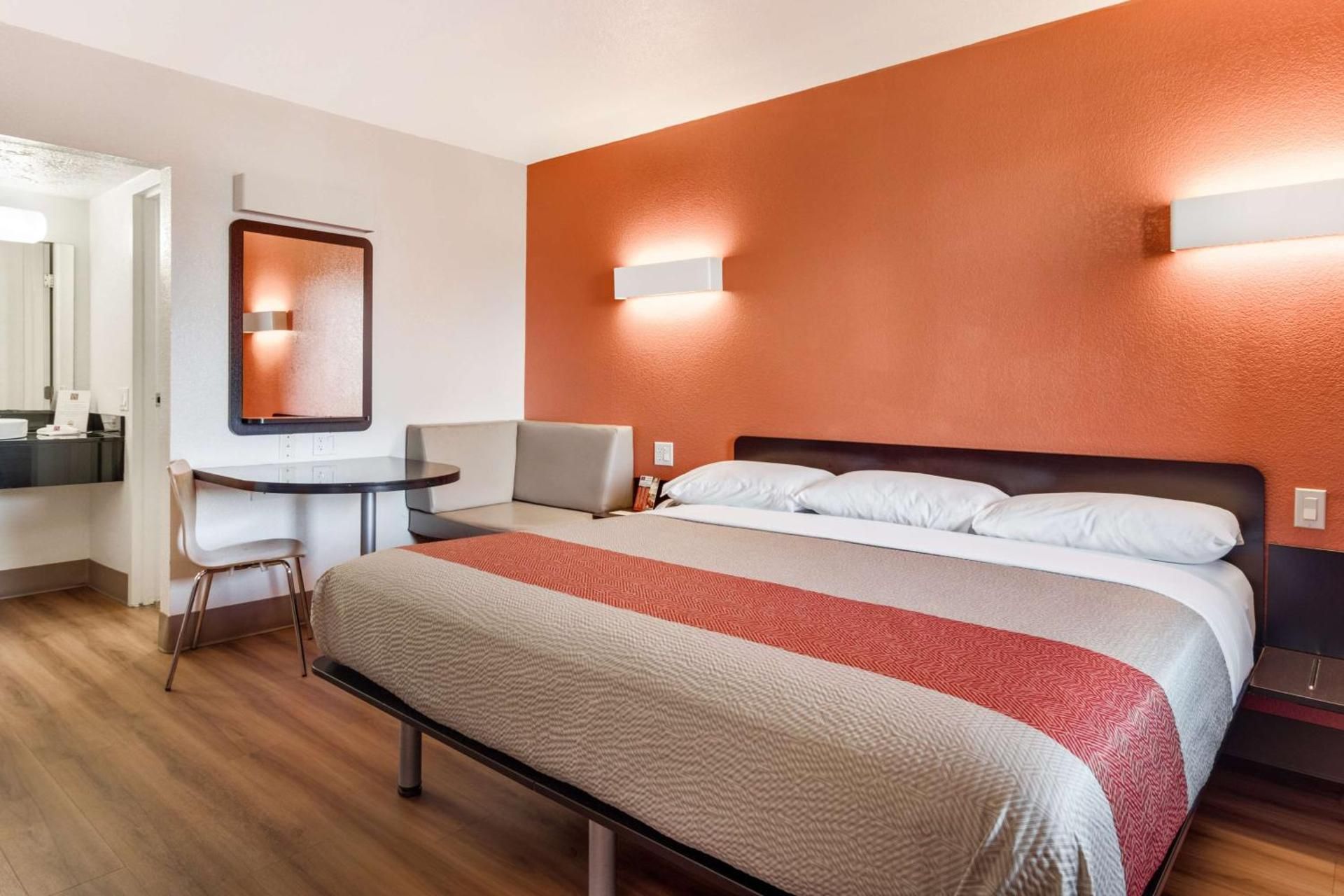 1 King Bed | Non-Smoking