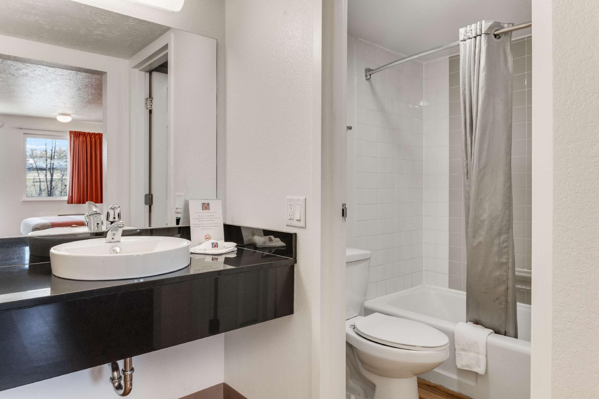 Motel 6 Youngstown, OH 2 Full Beds | Mobil Access Tub Nsmk Micfridg 3