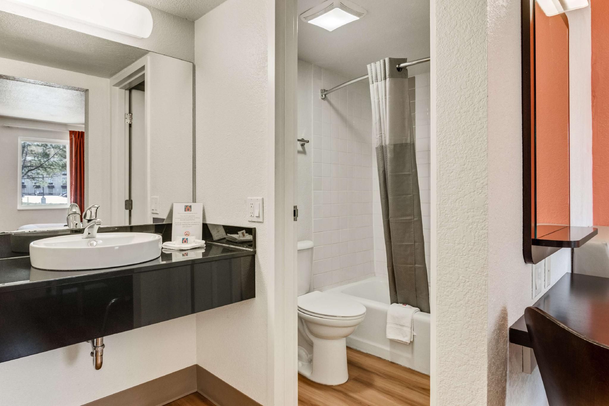 1 King Bed | Non-Smoking, Micfridge