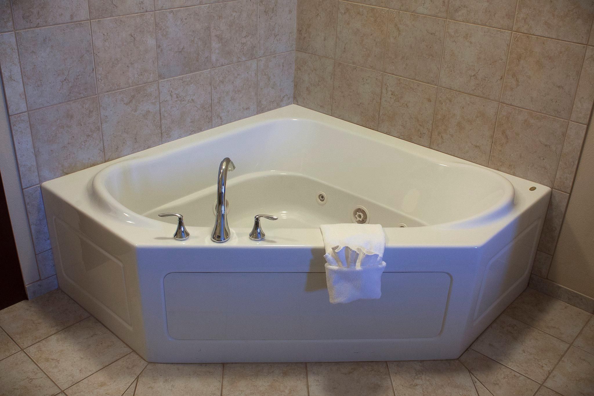 1 King Bed Suite Comm Access Jetted Tub