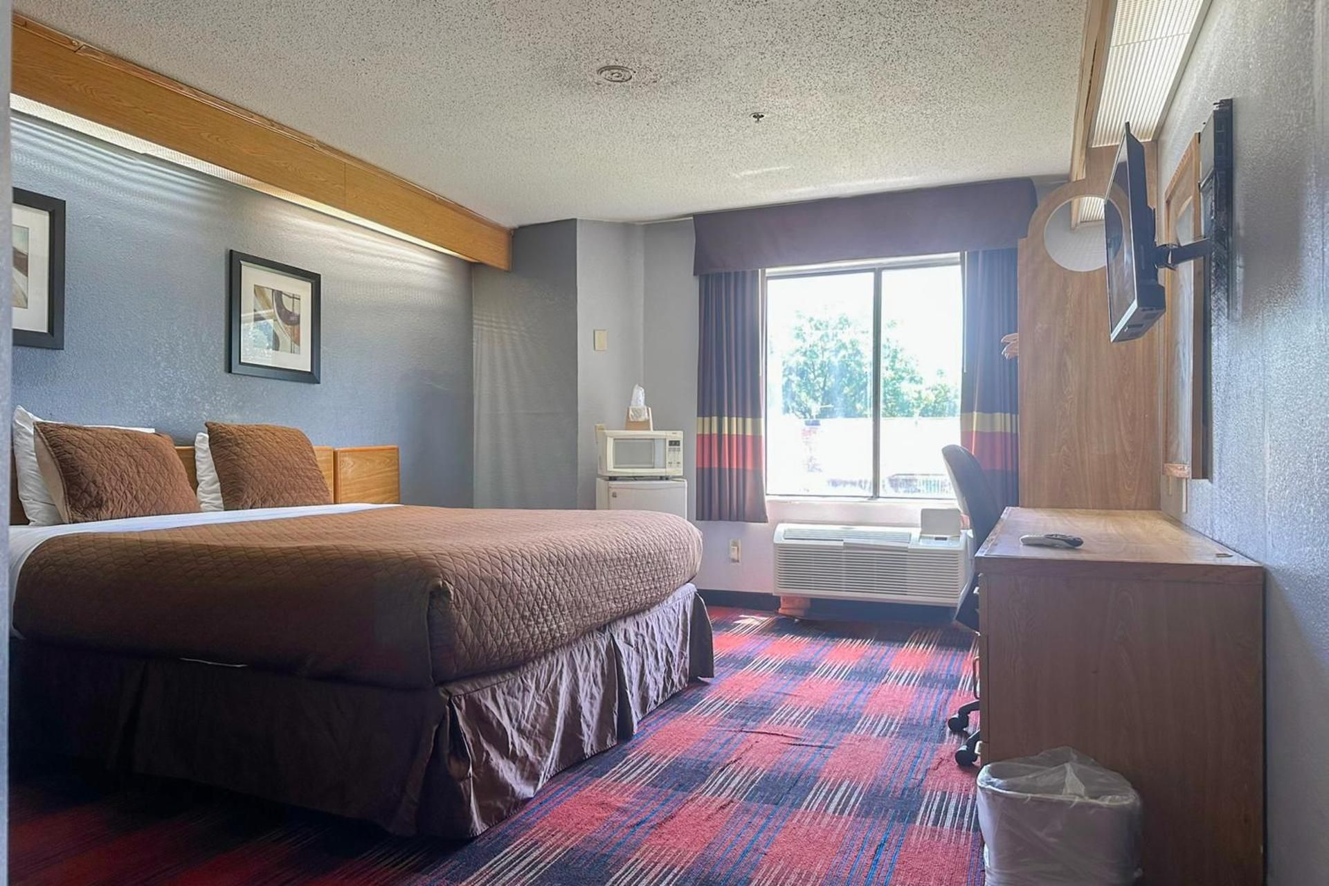 Queen Bed Accessible Non-Smoking
