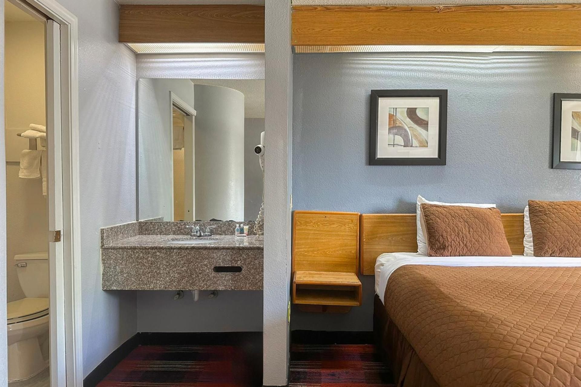 Queen Bed Accessible Non-Smoking