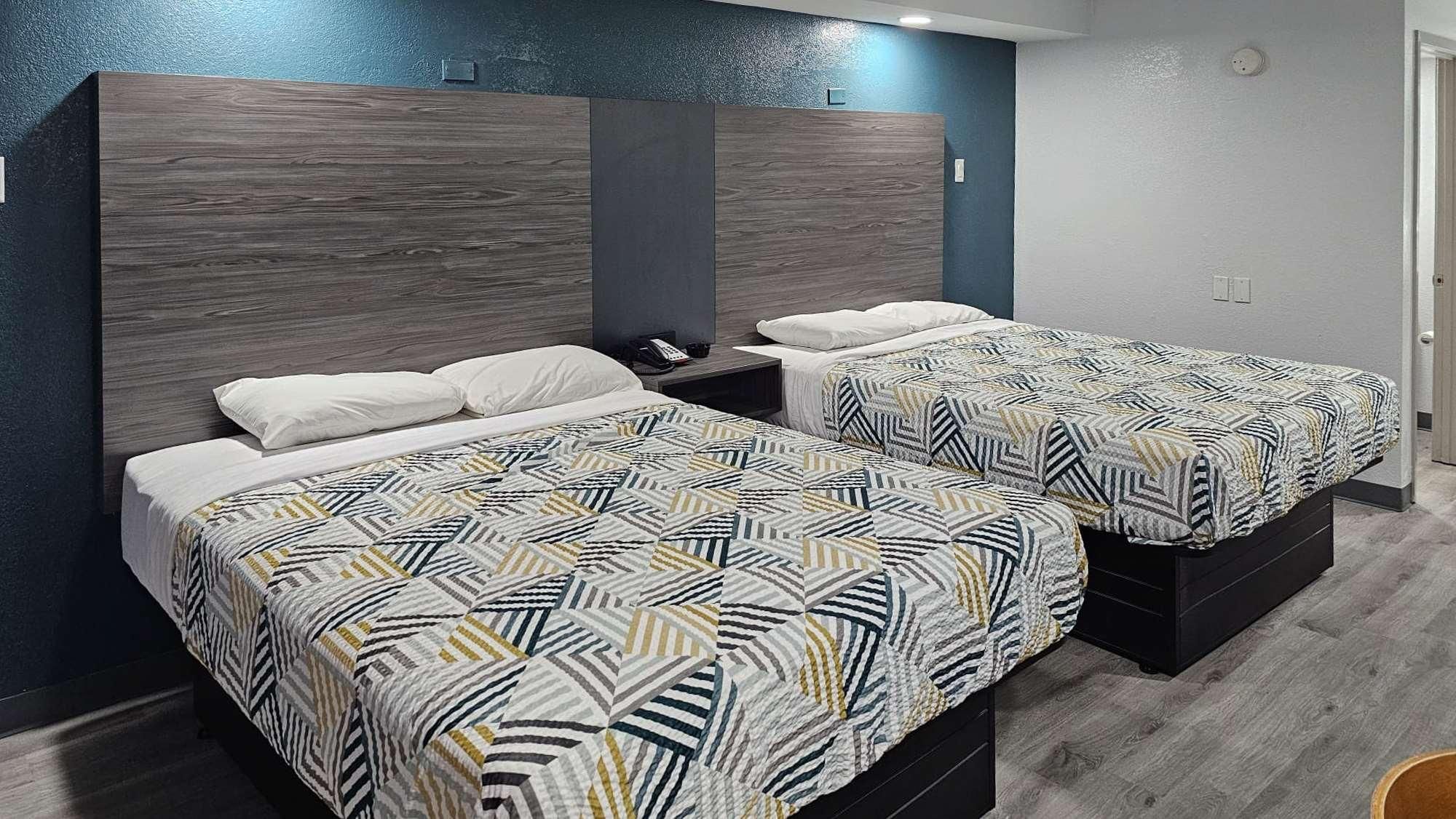 2 Queen Beds | Non-Smoking