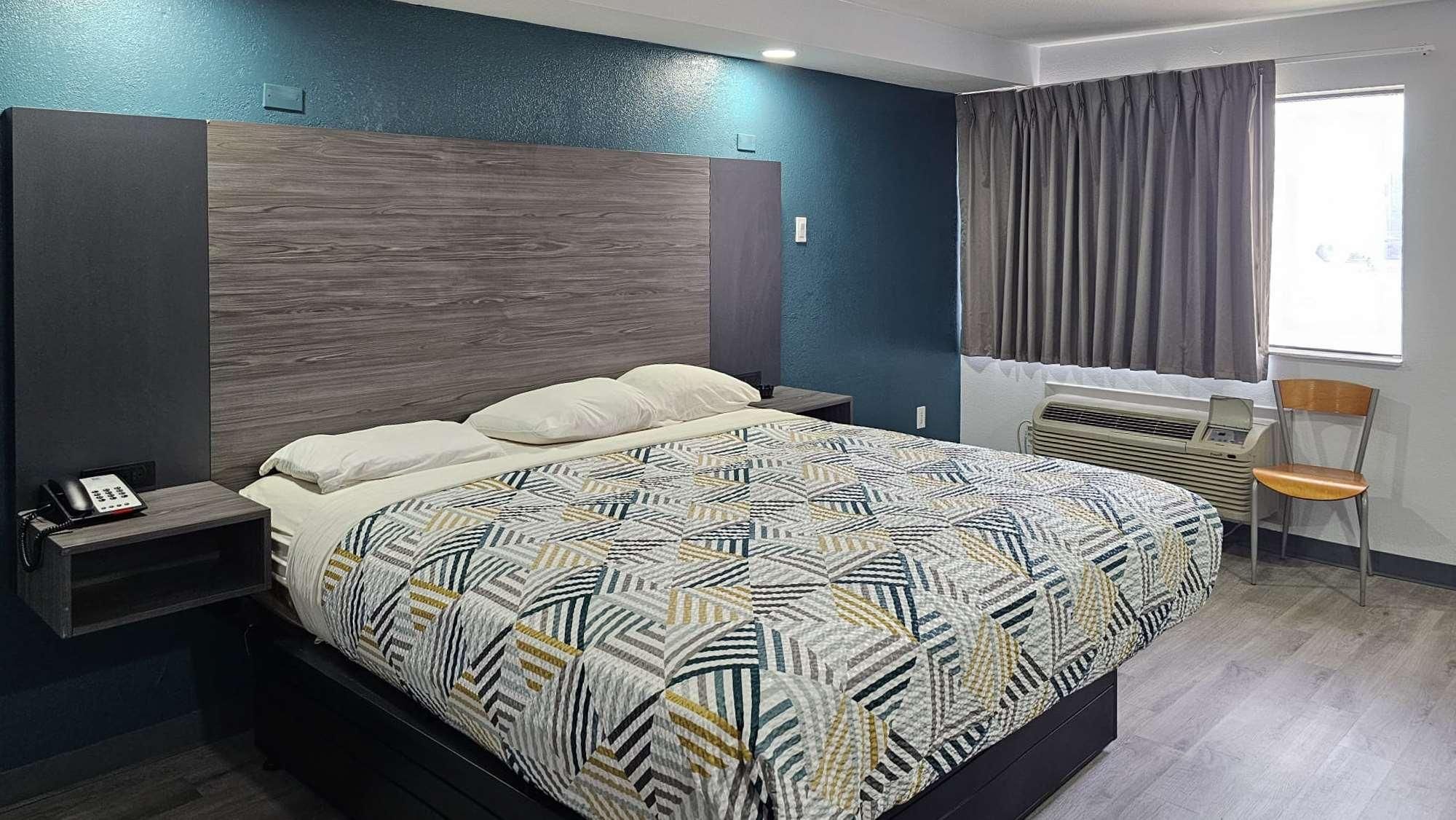 1 King Bed | Non-Smoking