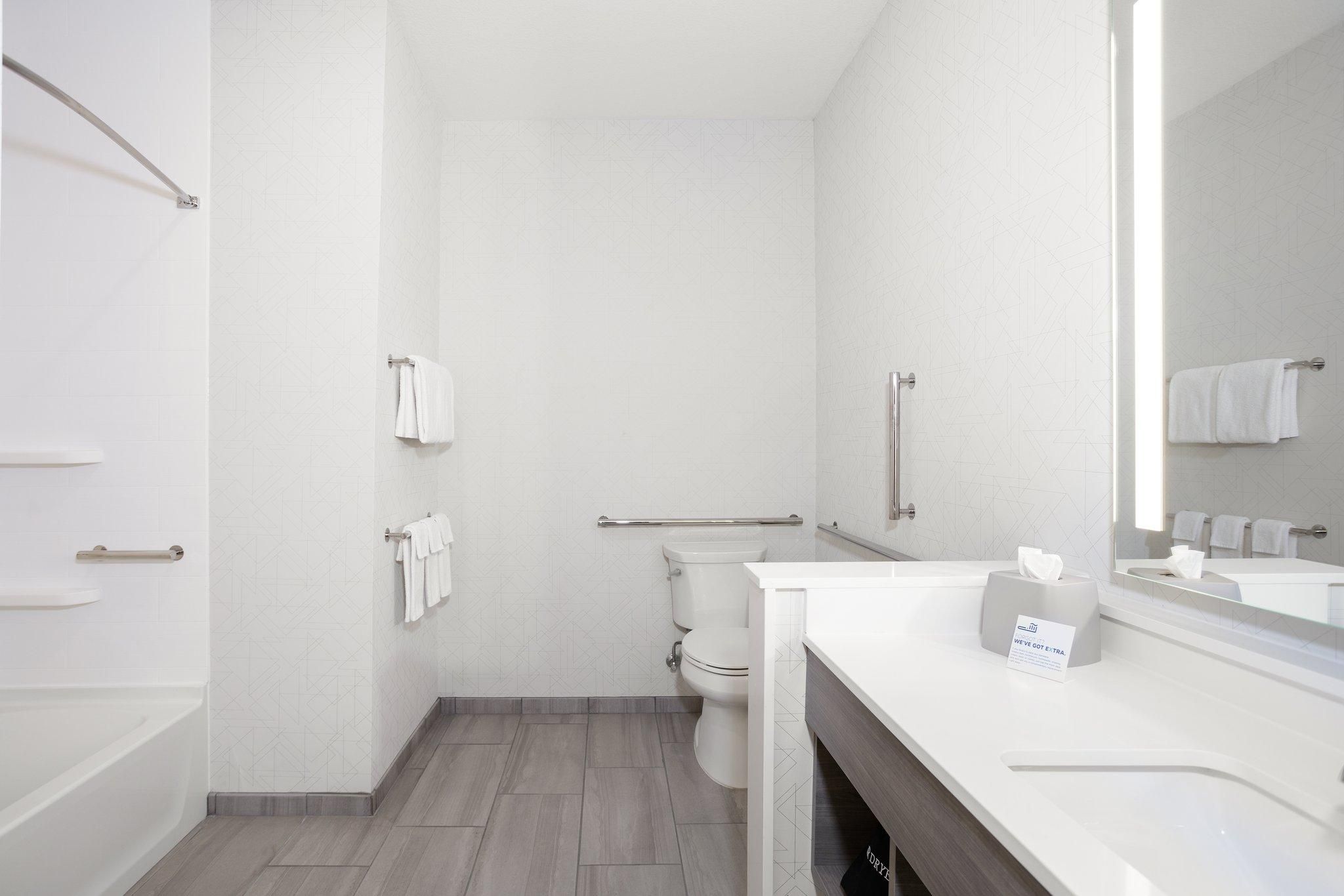 2 Queen Standard Mobility Accessible Tub