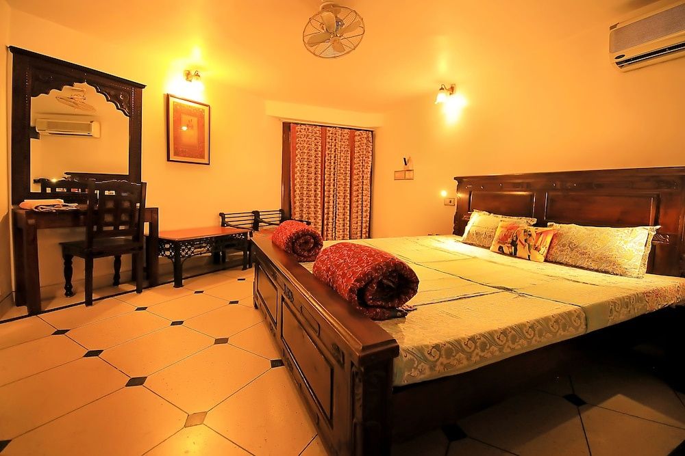 Jaipur Inn Deluxe Room 7