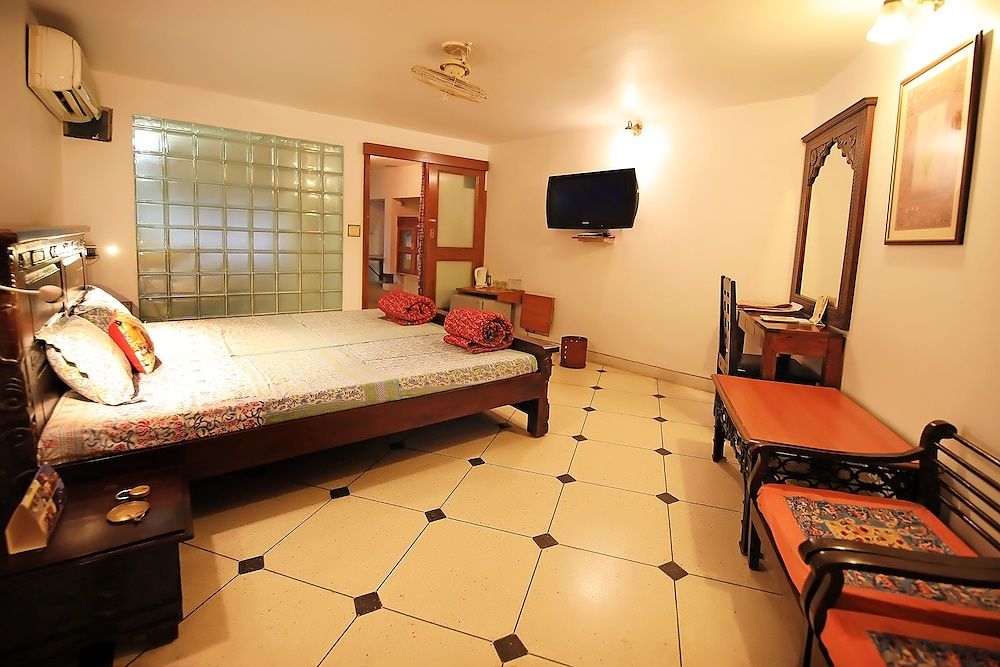 Jaipur Inn Deluxe Room 17