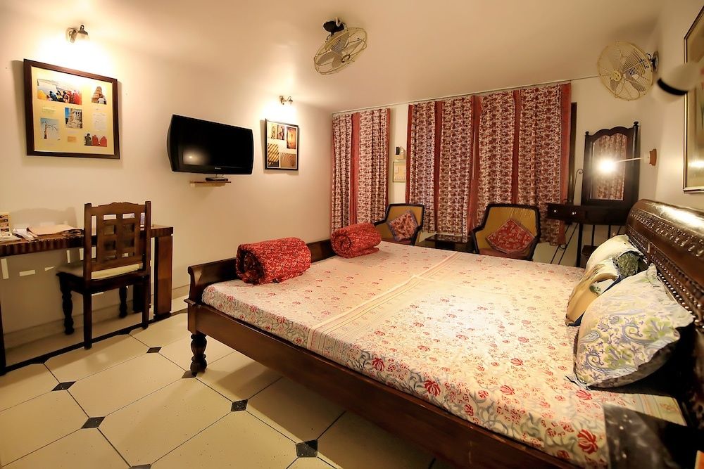 Jaipur Inn Deluxe Room 19