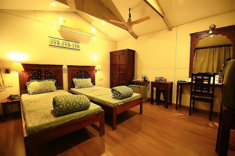 Jaipur Inn Deluxe Room 4