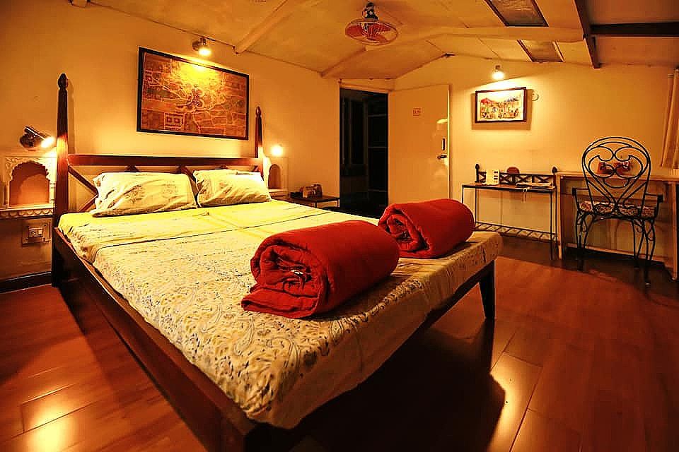 Jaipur Inn Deluxe Room 28