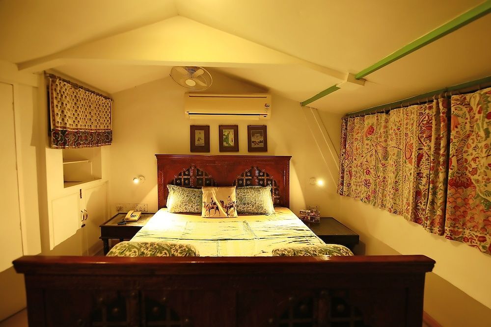 Jaipur Inn Deluxe Room 16